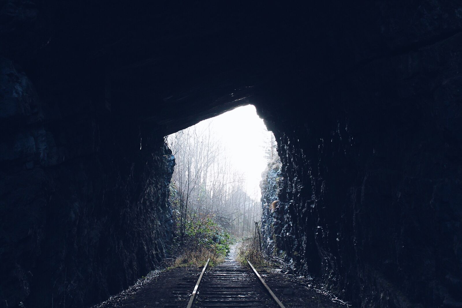 Canon EOS 100D (EOS Rebel SL1 / EOS Kiss X7) sample photo. View, of, tunnel photography