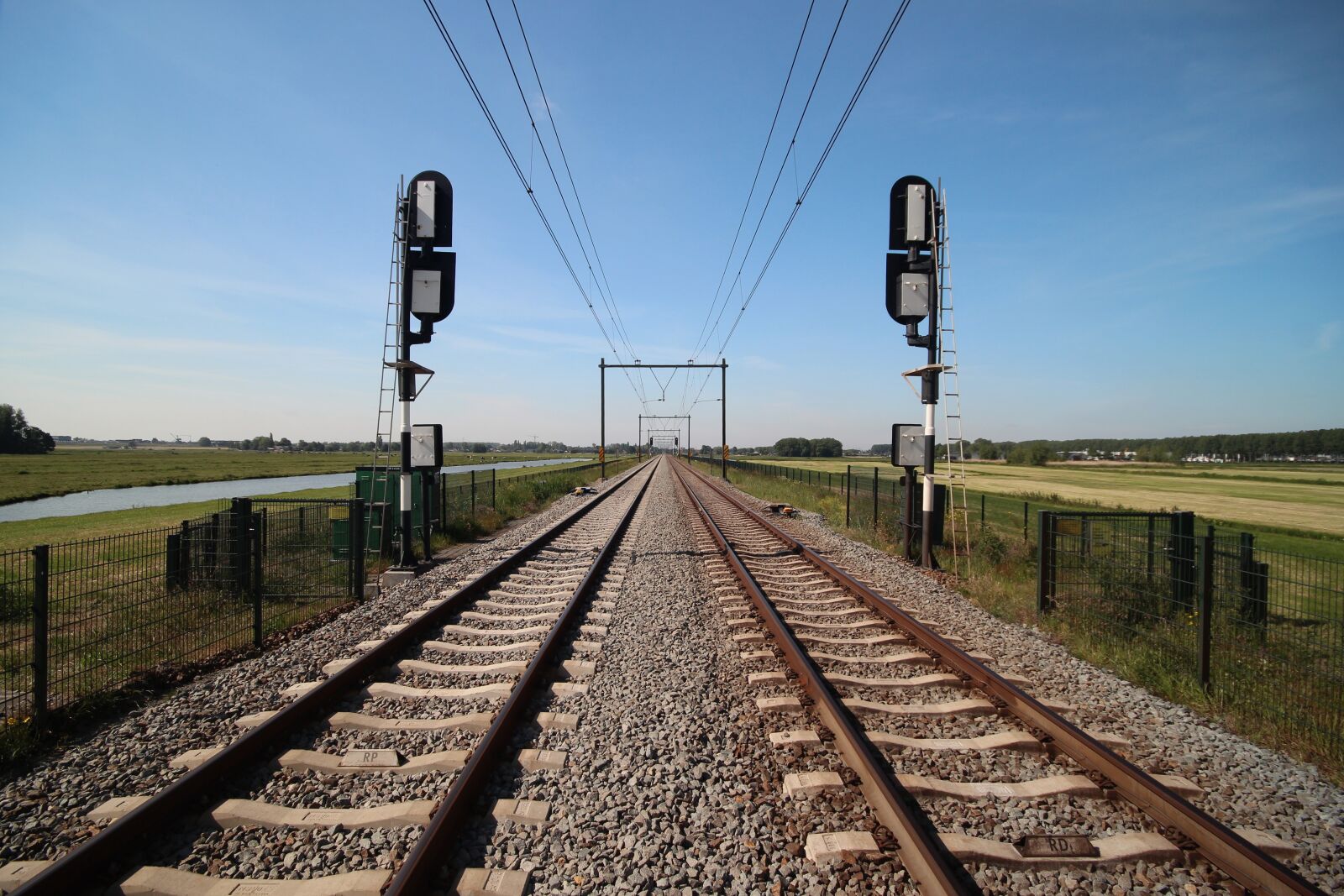 Canon EOS 600D (Rebel EOS T3i / EOS Kiss X5) sample photo. Rails, railways, railway line photography
