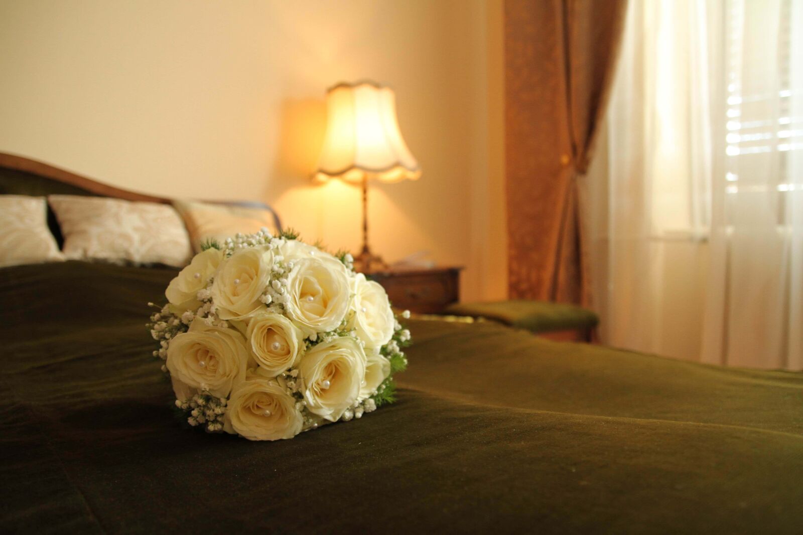 Canon EOS 7D sample photo. Bedroom, bouquet, cushion, hotel photography