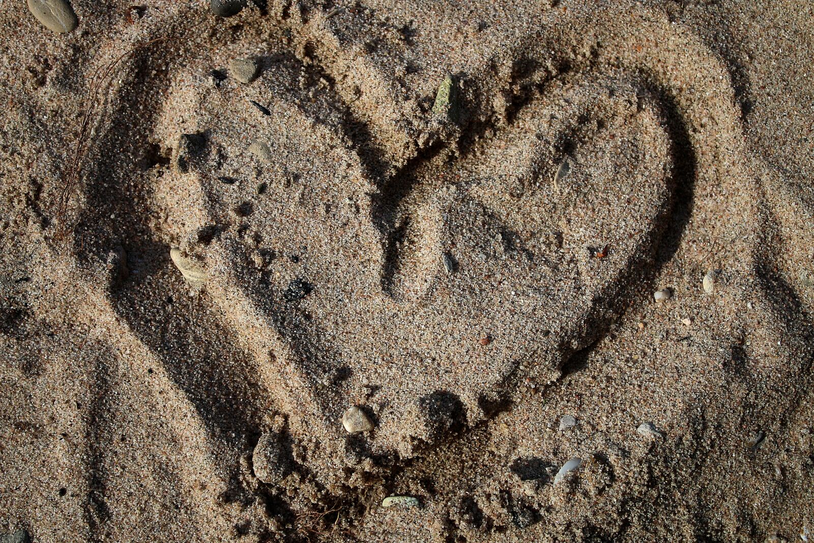 Canon EF-S 18-55mm F3.5-5.6 IS sample photo. Love, heart, sand photography