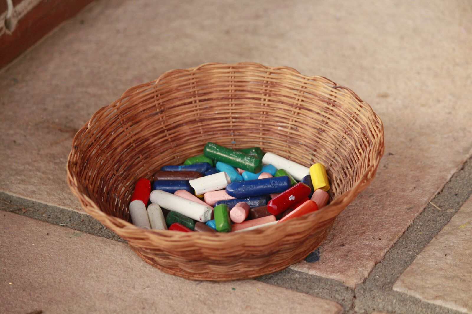 Canon EOS 600D (Rebel EOS T3i / EOS Kiss X5) sample photo. Chalk, basket, coloring photography