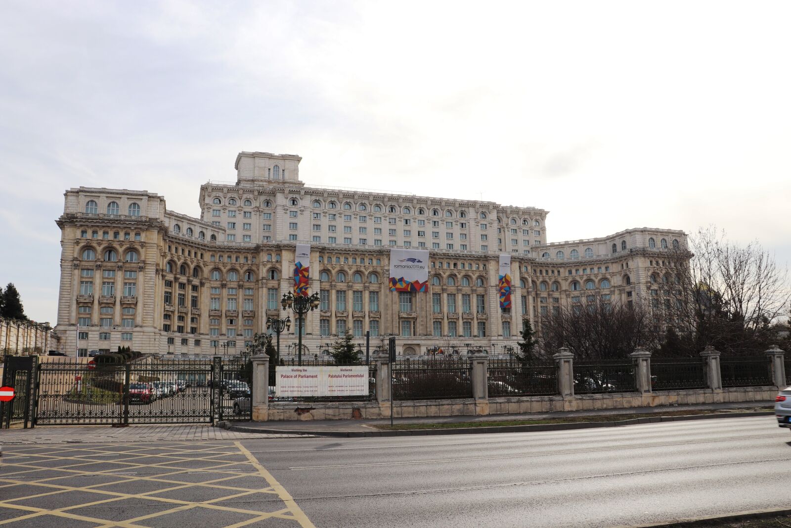 Canon EOS 200D (EOS Rebel SL2 / EOS Kiss X9) sample photo. Palace of the parliament photography