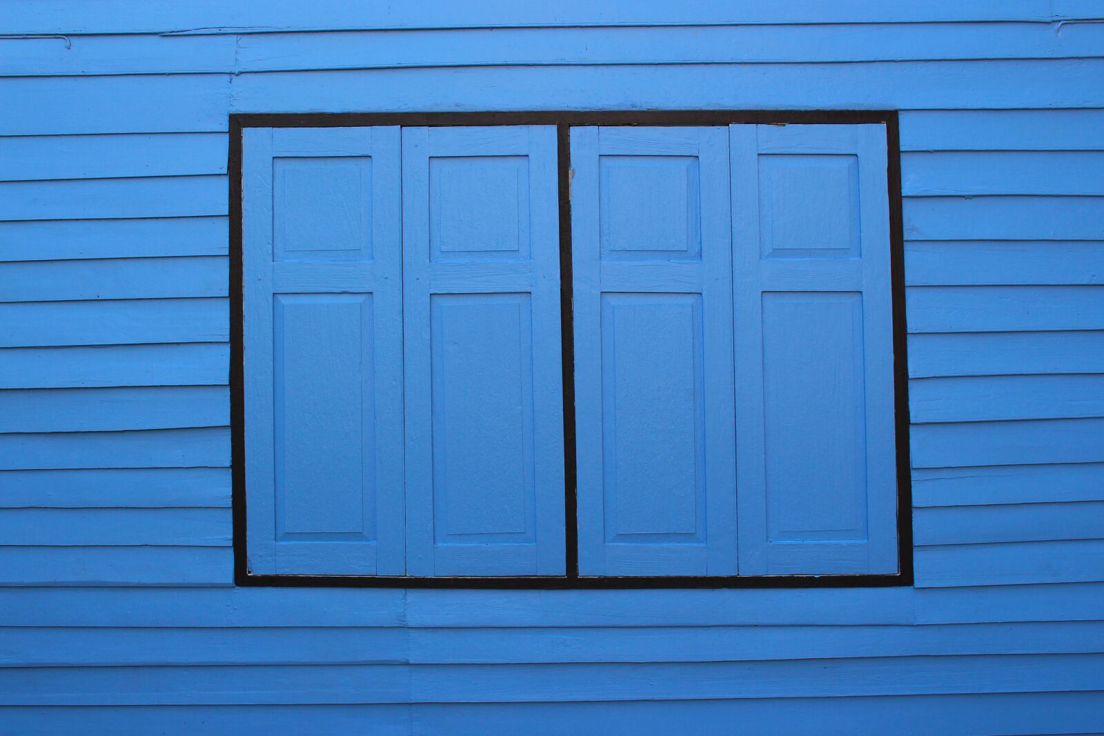Canon EOS 700D (EOS Rebel T5i / EOS Kiss X7i) sample photo. Windows, shutters, house photography