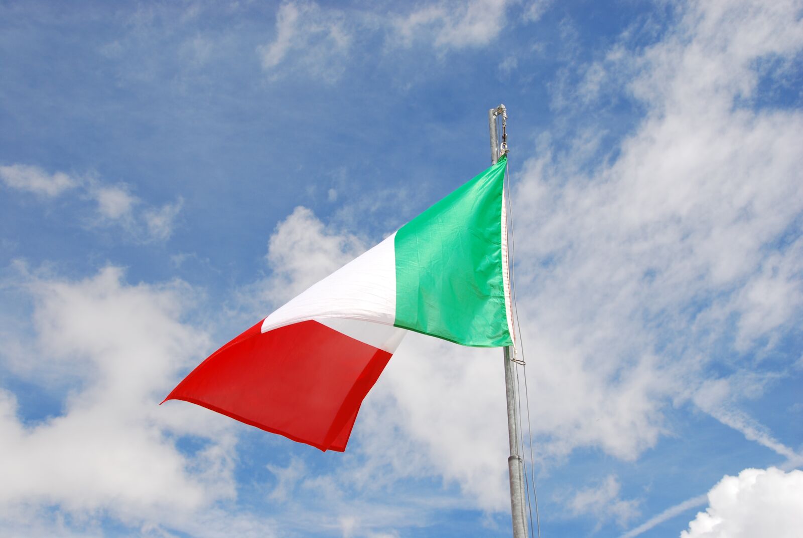 Nikon D80 sample photo. Italian flag, sky, clouds photography