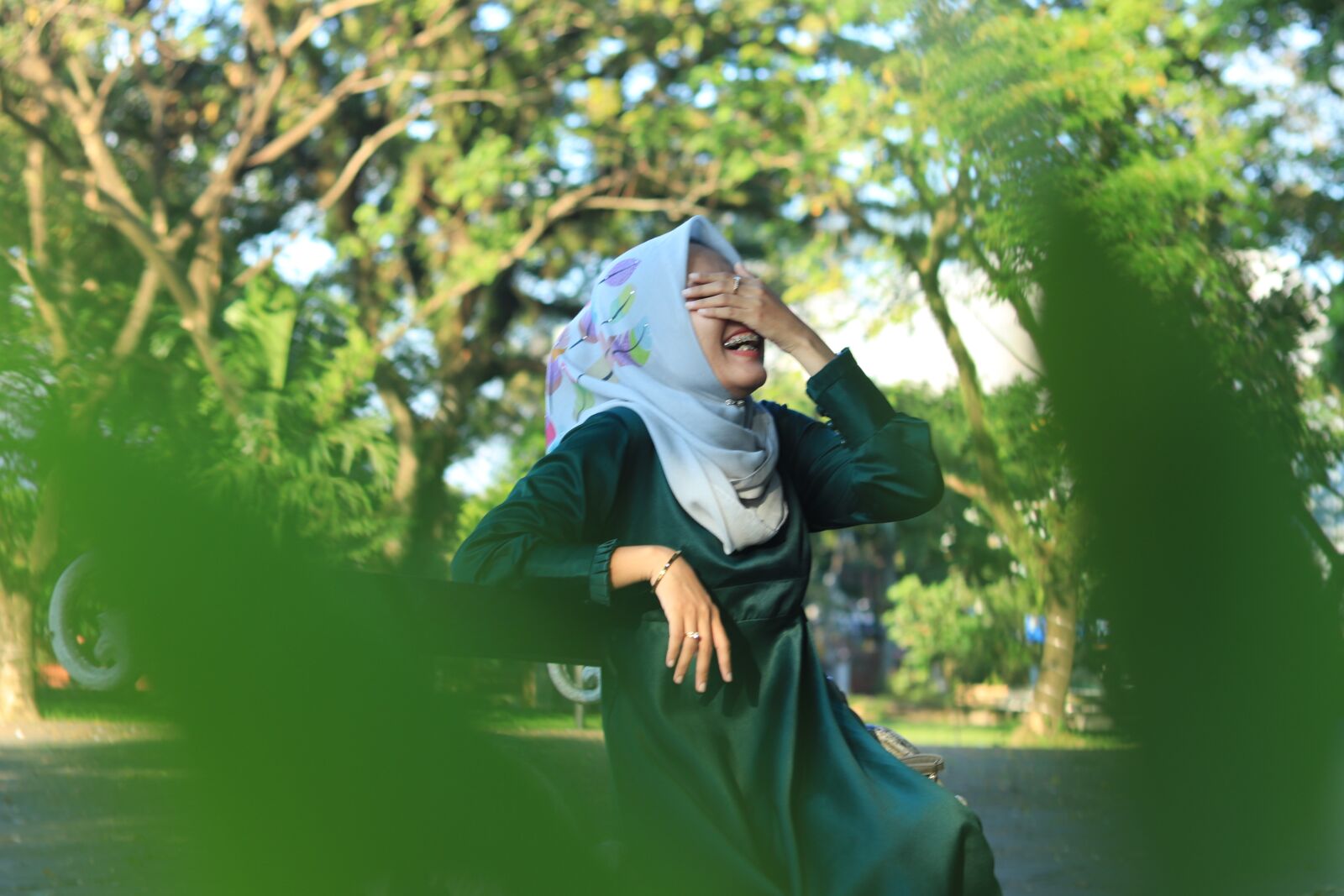 Canon EOS 200D (EOS Rebel SL2 / EOS Kiss X9) + Canon EF 50mm F1.8 STM sample photo. Laughing, women laugh, green photography