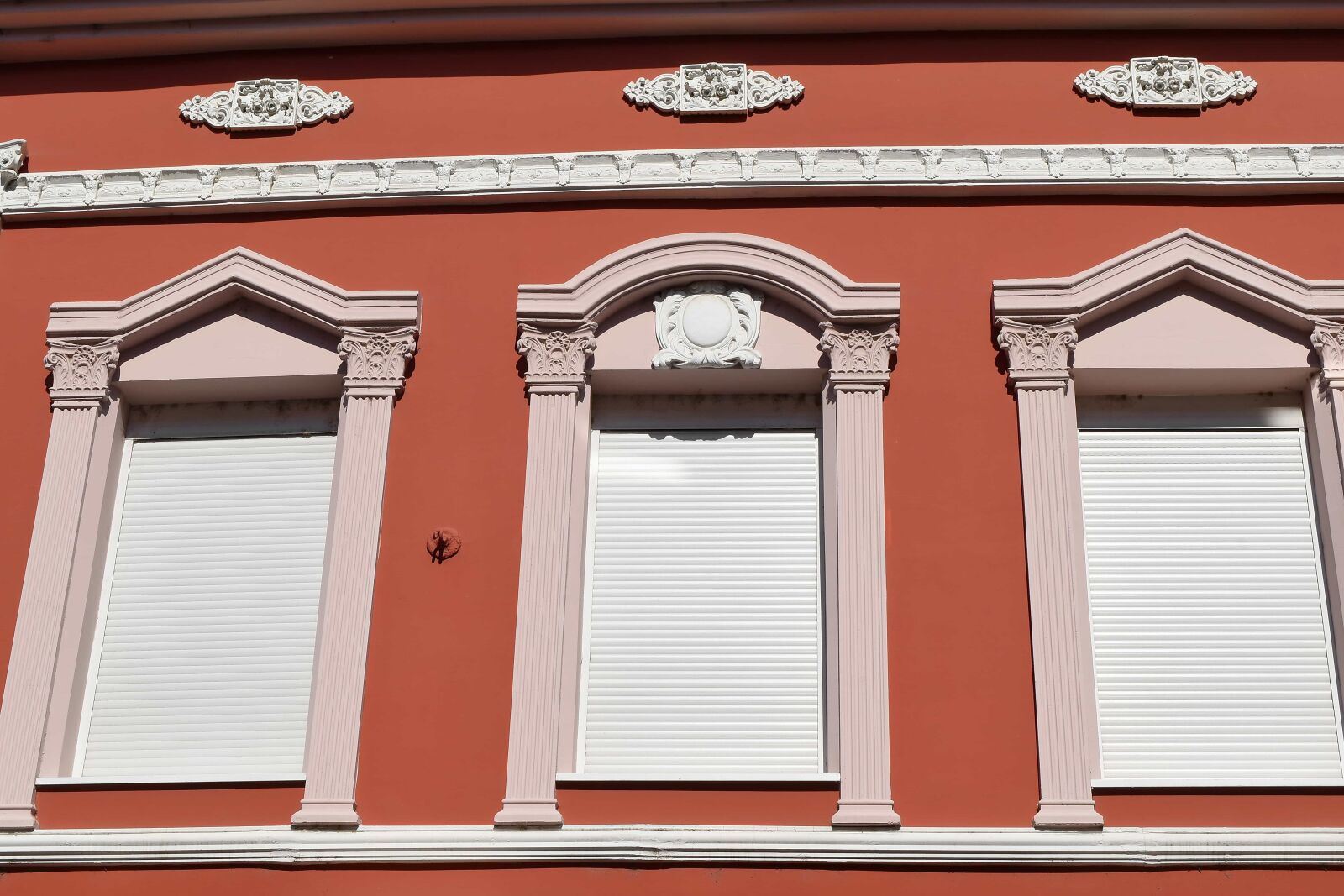 Nikon D5500 sample photo. Architecture, building, column, window photography