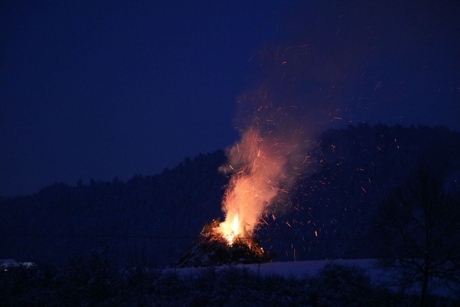 Canon EOS 760D (EOS Rebel T6s / EOS 8000D) + Canon EF-S 18-135mm F3.5-5.6 IS STM sample photo. Fire, fasnet, embers of photography