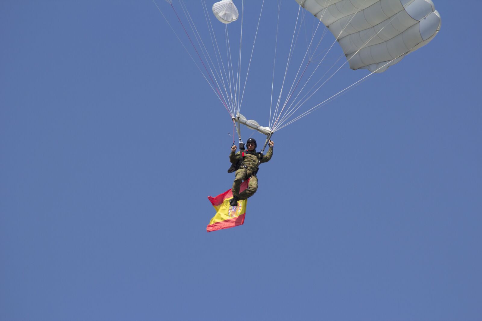 Canon EOS 600D (Rebel EOS T3i / EOS Kiss X5) sample photo. A parachute, a skydiver photography