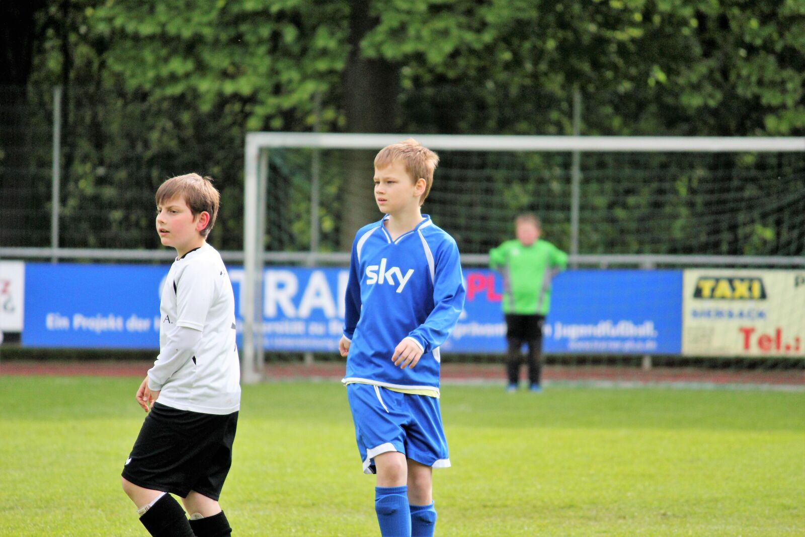 Canon EOS 550D (EOS Rebel T2i / EOS Kiss X4) sample photo. Football, play, rush photography