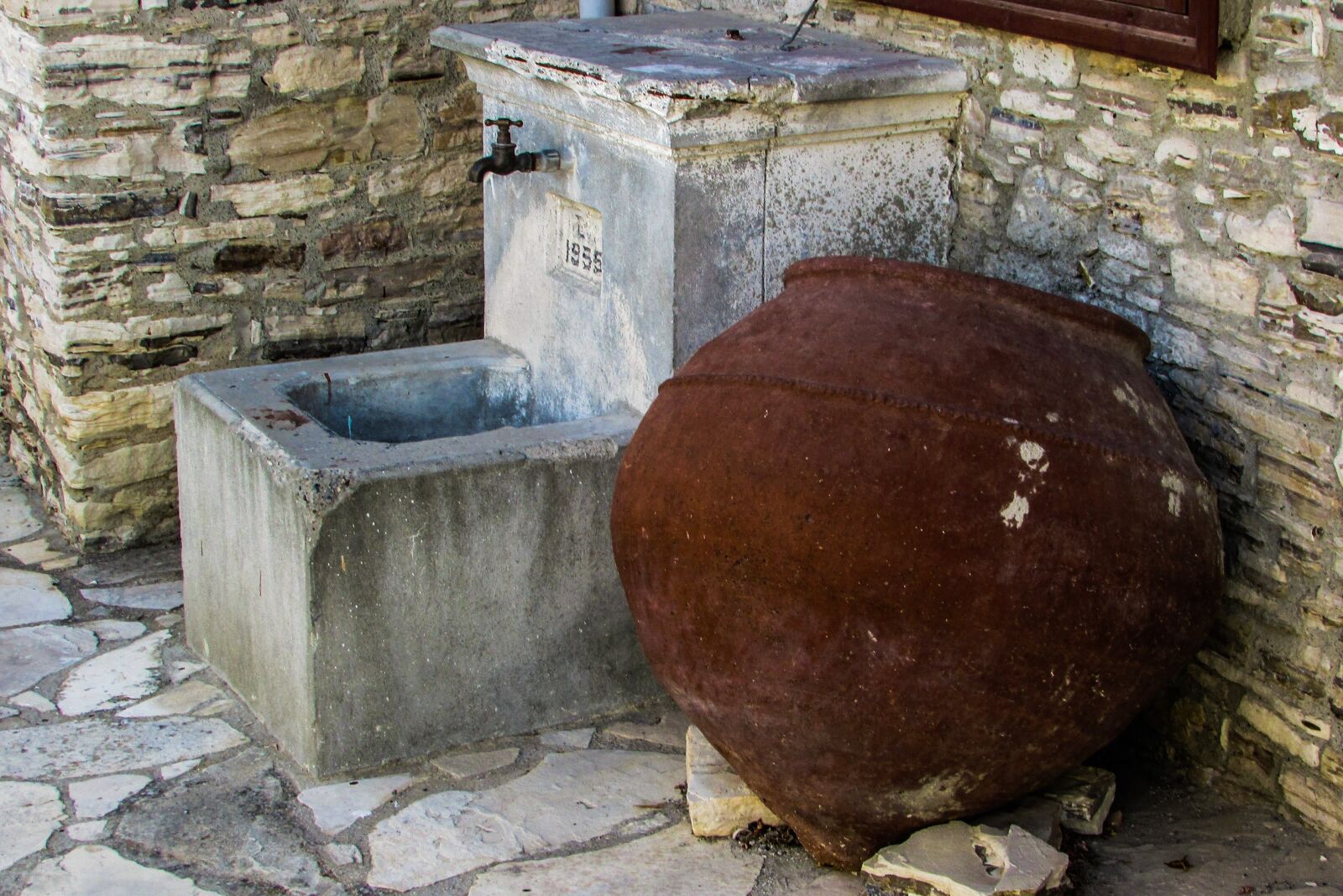 Canon PowerShot SX400 IS sample photo. Fount, container, clay photography