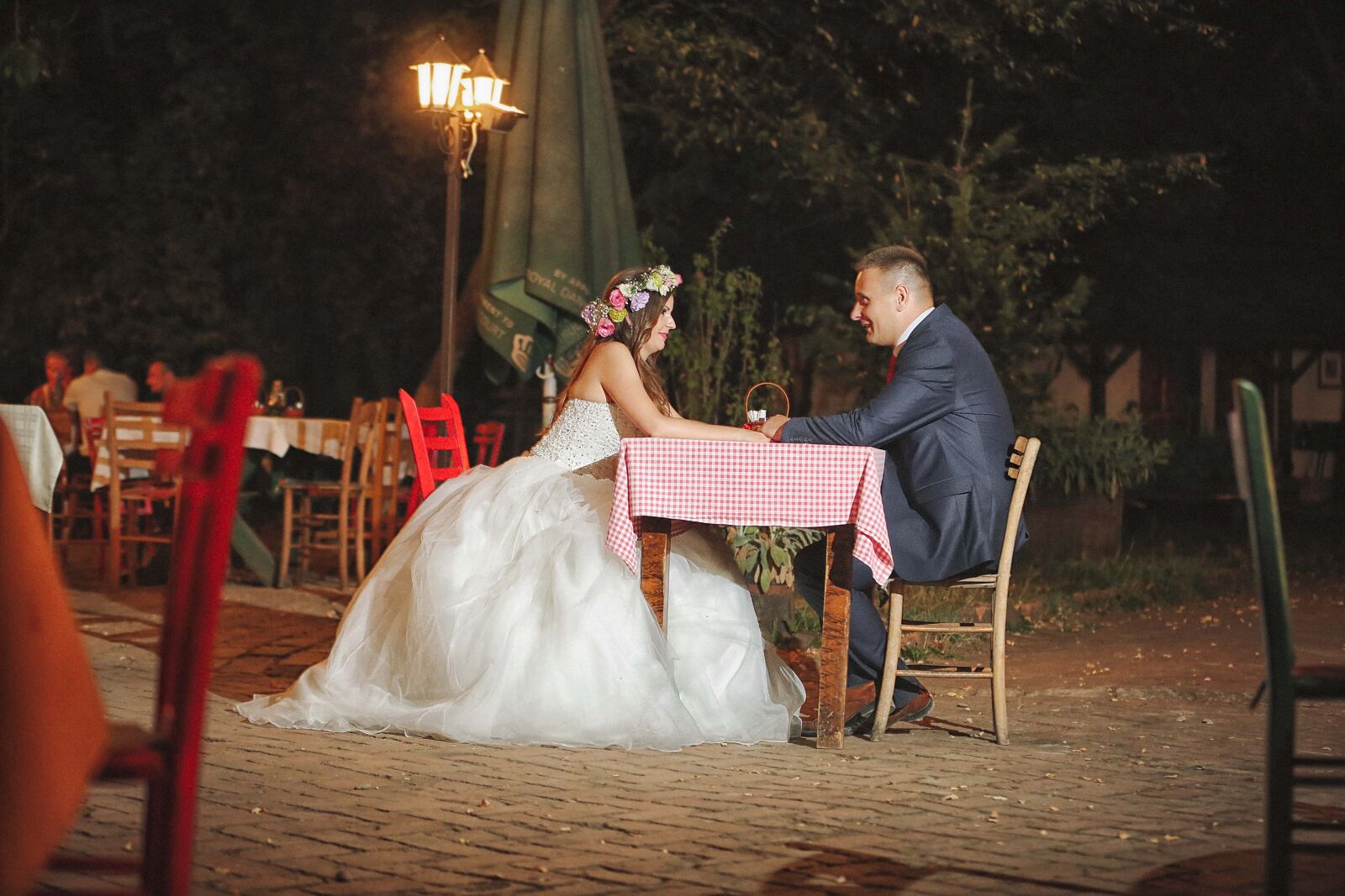 Canon EOS 5D Mark III sample photo. Bride, groom, dinner, dinner photography