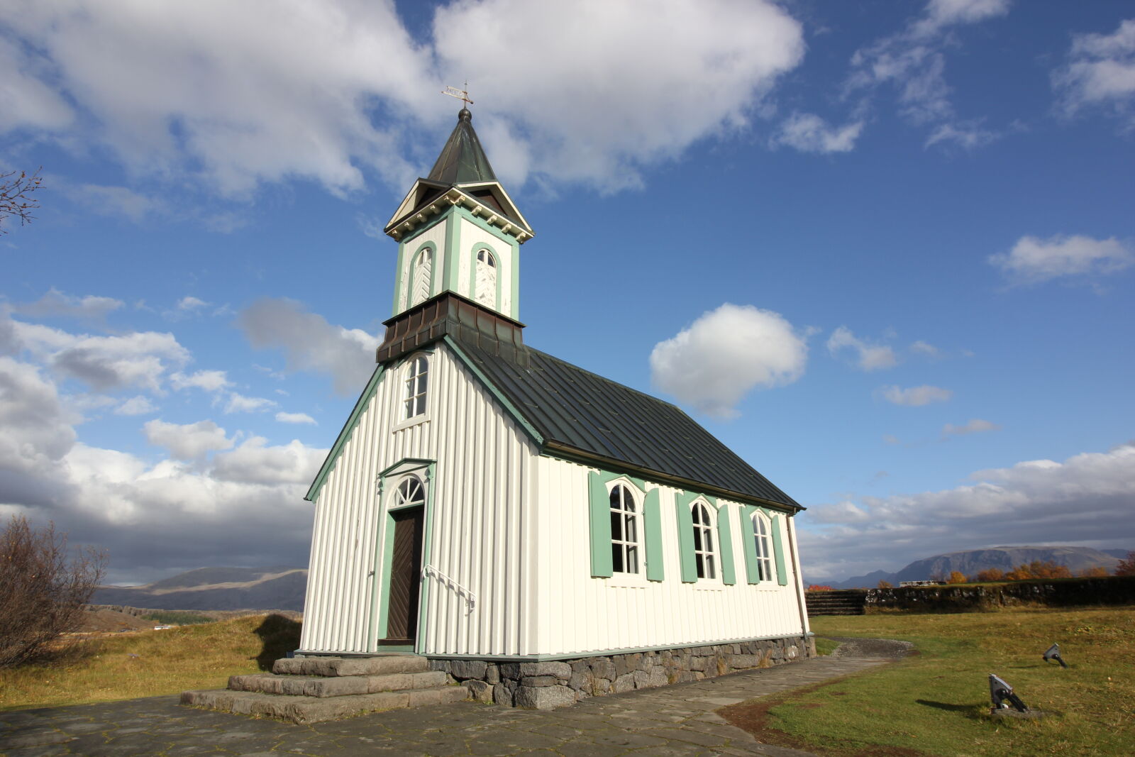 Canon EOS 550D (EOS Rebel T2i / EOS Kiss X4) + Canon EF-S 10-18mm F4.5–5.6 IS STM sample photo. Chapel, church, iceland photography