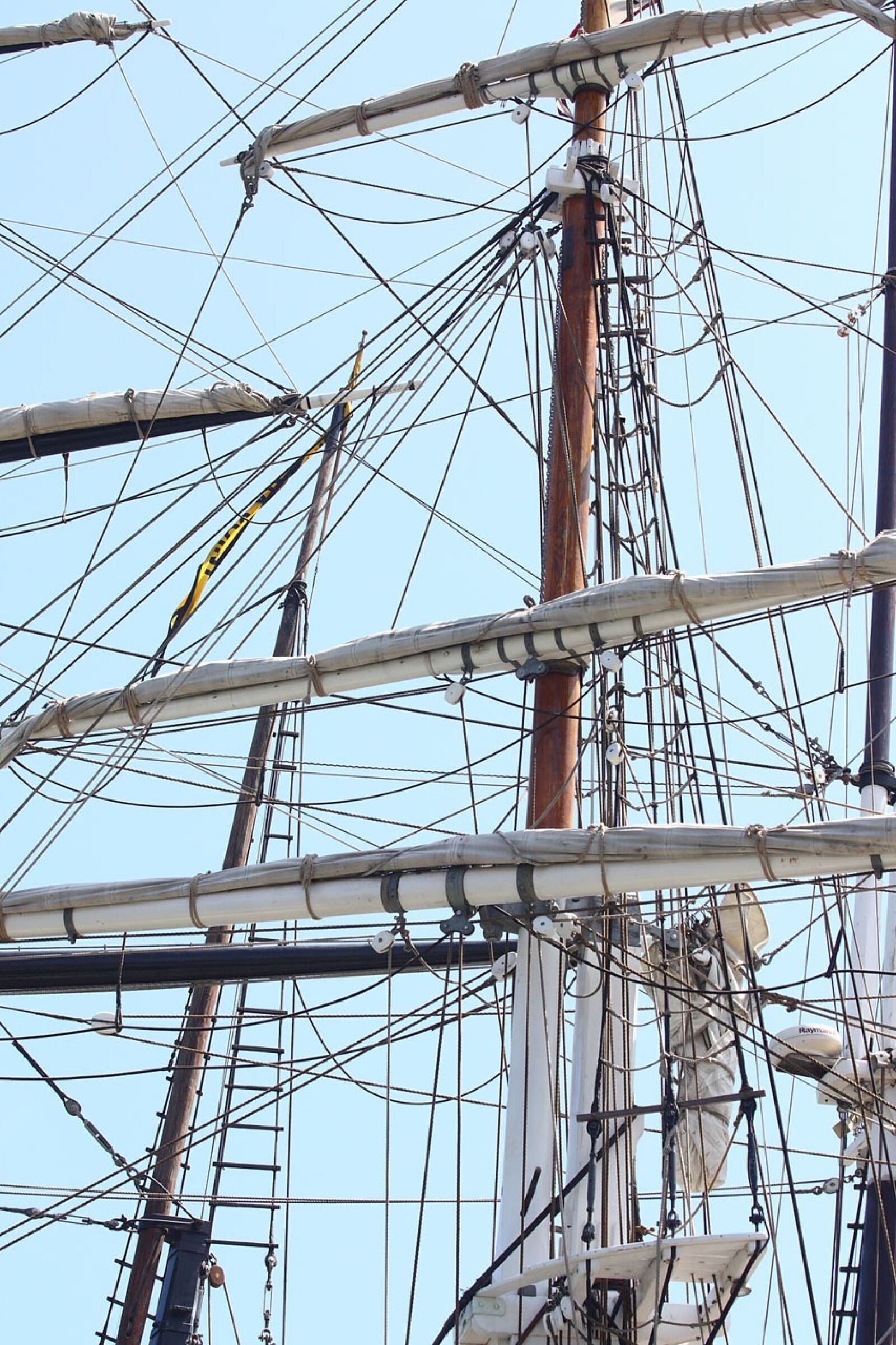 Canon EOS 450D (EOS Rebel XSi / EOS Kiss X2) sample photo. Ship, sail, rigging photography