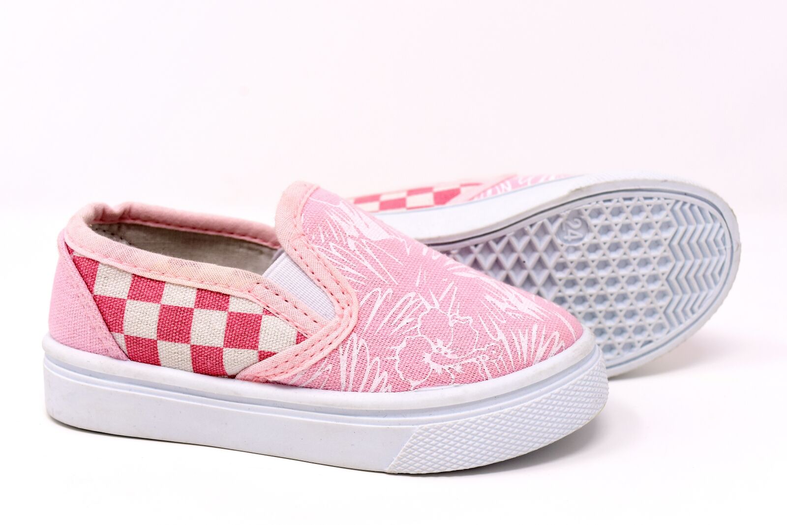 Nikon D7200 sample photo. Children's shoes, fabric, small photography