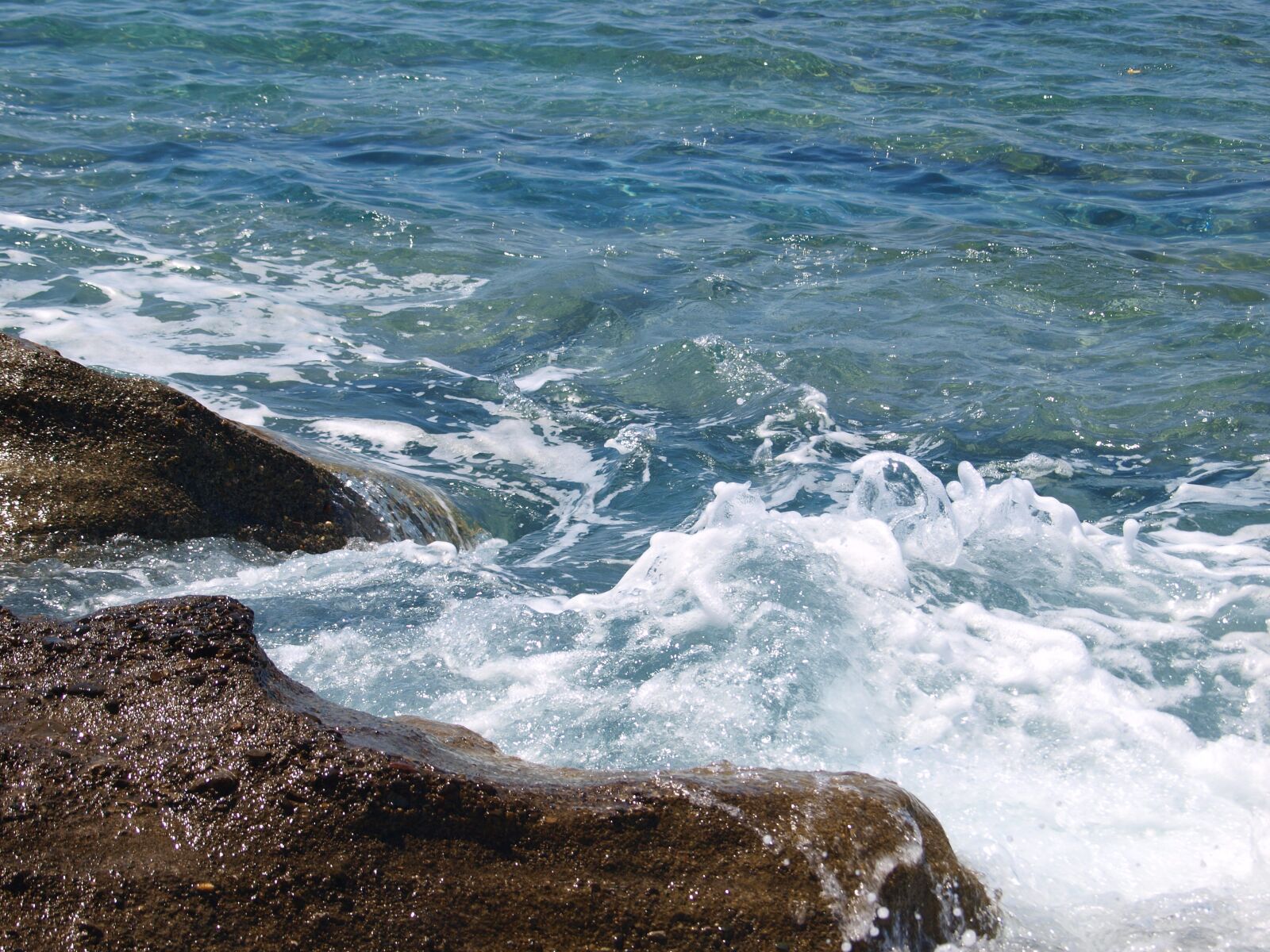 Olympus E-420 (EVOLT E-420) sample photo. Water, rocks, sea photography