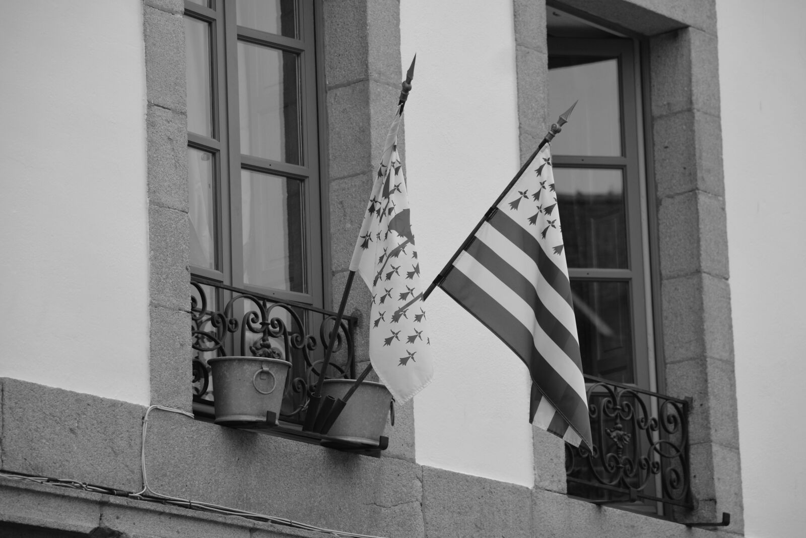 Nikon D5200 sample photo. Bretagne, drapeaux, fenetres, noir photography