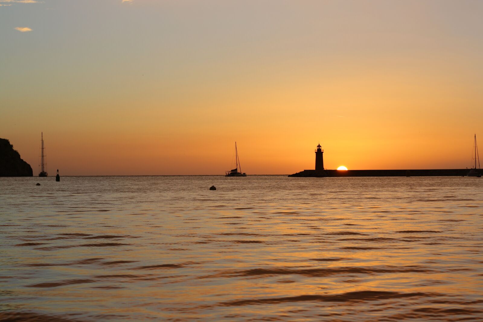 Canon EOS 1000D (EOS Digital Rebel XS / EOS Kiss F) + Canon EF 50mm F1.8 STM sample photo. Sunset, sailing boat, lighthouse photography