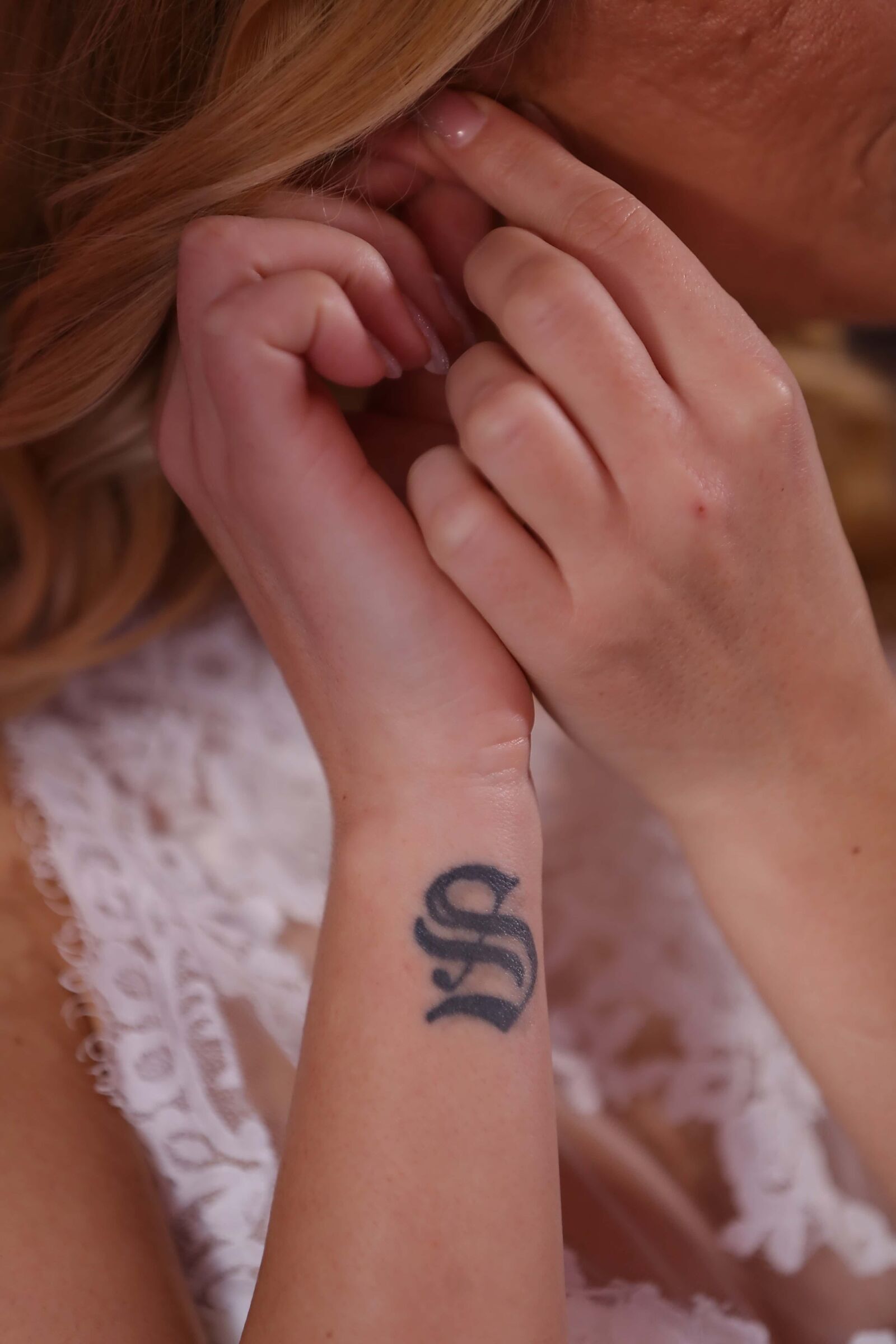 Canon EOS 6D + Canon EF 70-200mm F2.8L IS II USM sample photo. Hands, sign, arm, symbol photography