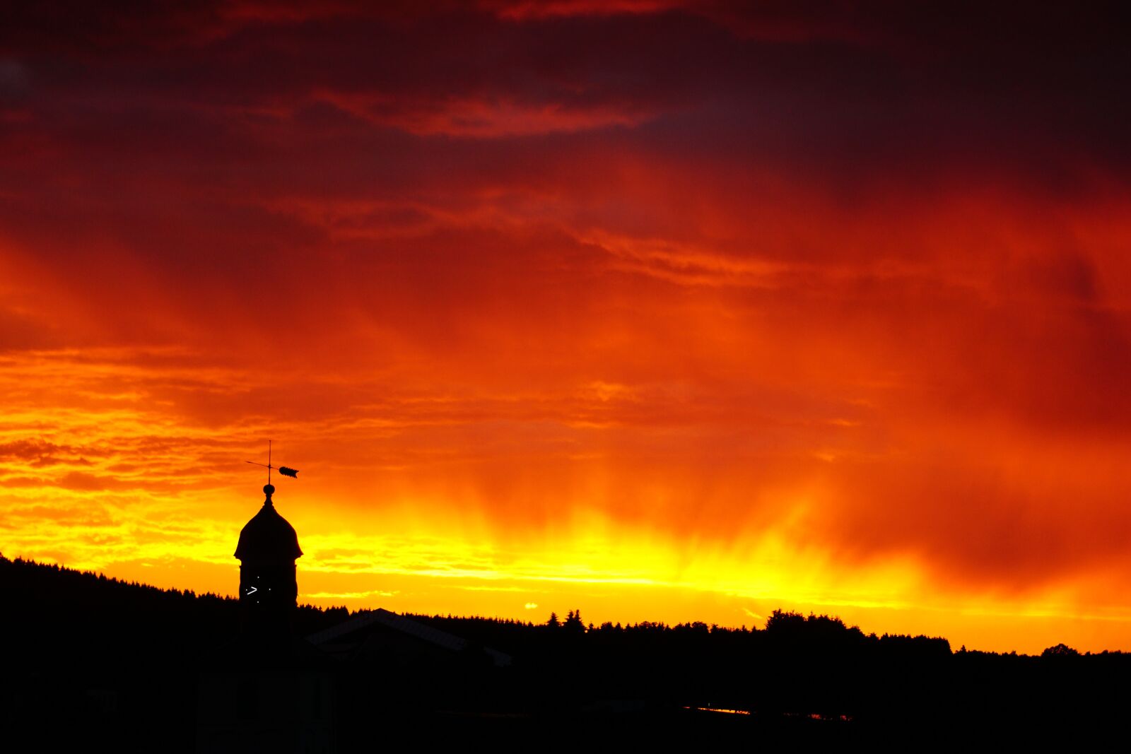 Sony E 55-210mm F4.5-6.3 OSS sample photo. Sunset, mood, evening sky photography