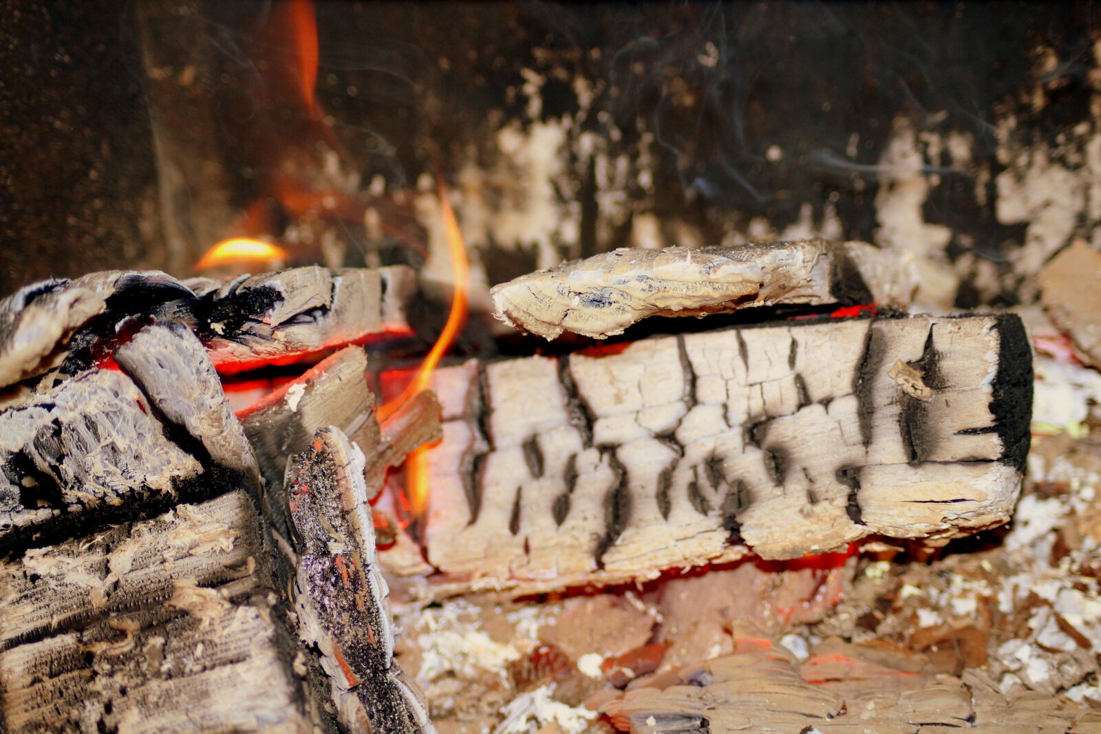 Canon EOS 1200D (EOS Rebel T5 / EOS Kiss X70 / EOS Hi) sample photo. Fireplace, wood, hearth photography