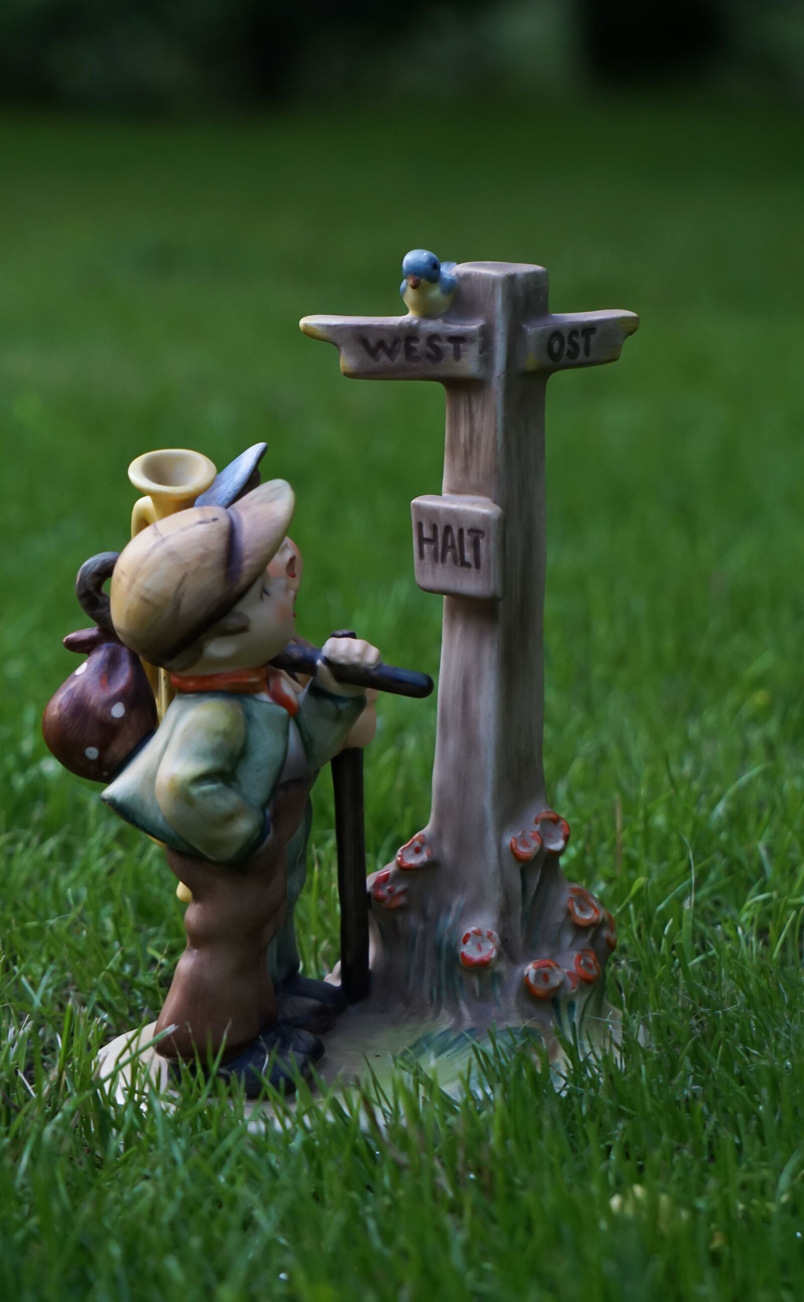 Sony E 55-210mm F4.5-6.3 OSS sample photo. Goebel, hummel, hummel figure photography
