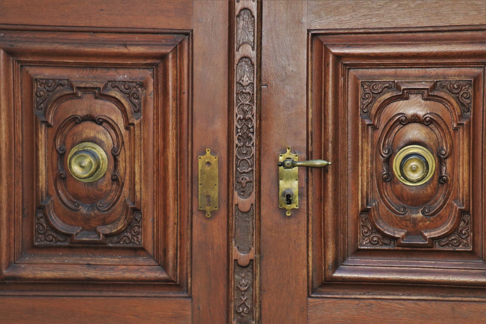 Canon EOS 80D sample photo. Door handle, entrance, carved photography