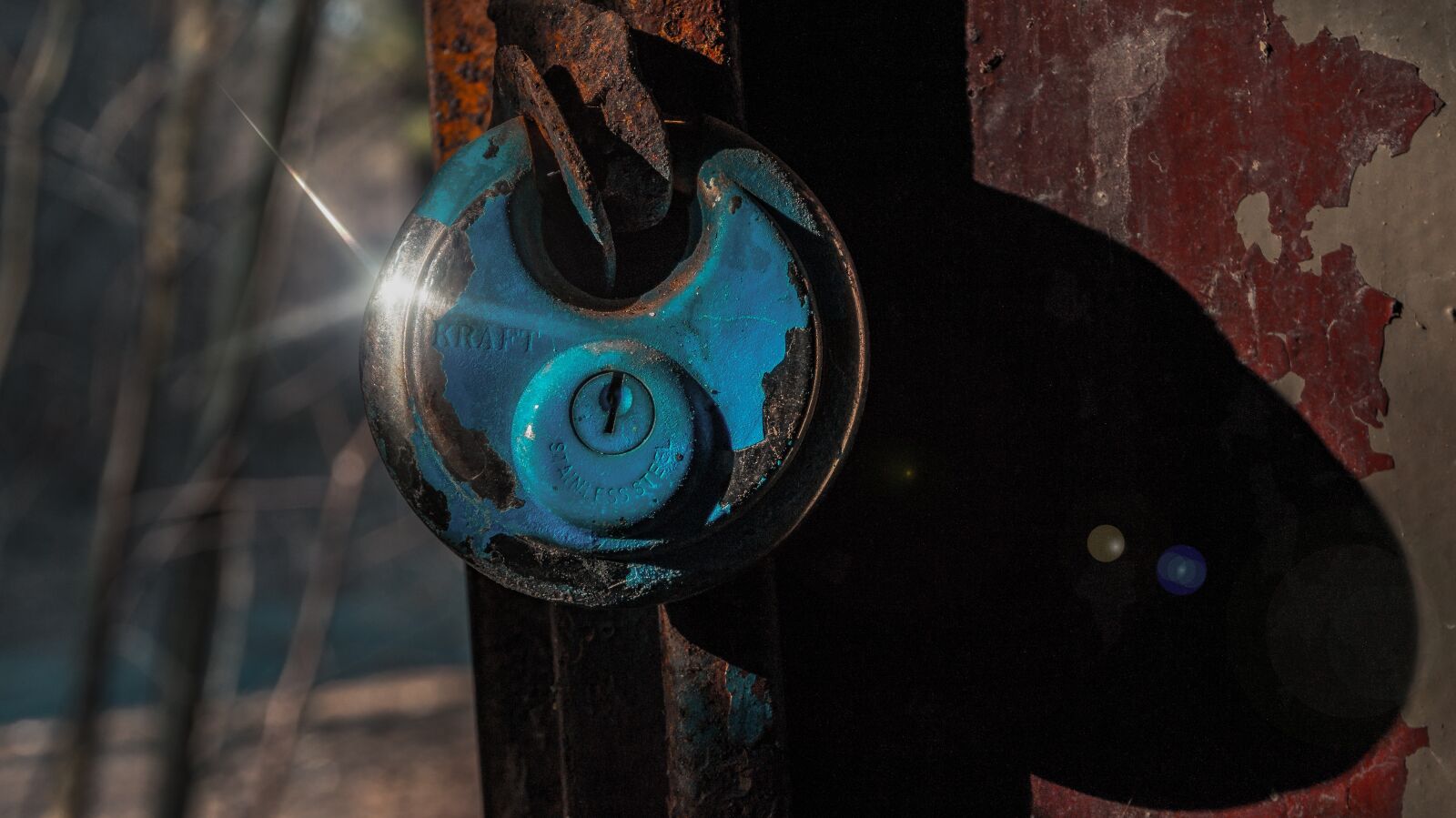 Sony Alpha a5000 (ILCE 5000) sample photo. Light, shadow, padlock photography