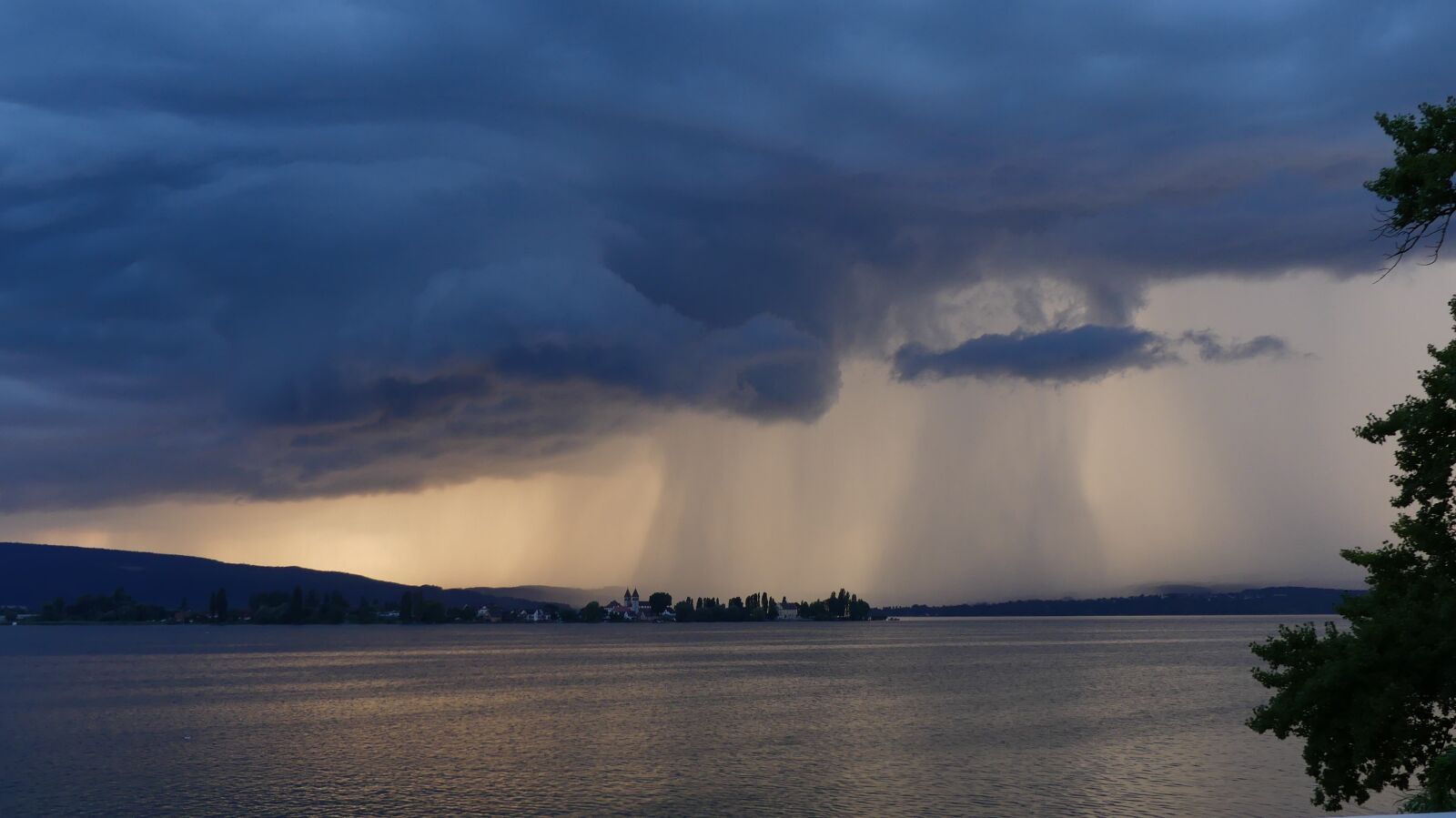 Panasonic Lumix DMC-FZ300 sample photo. Storm lake, natural spectacle photography