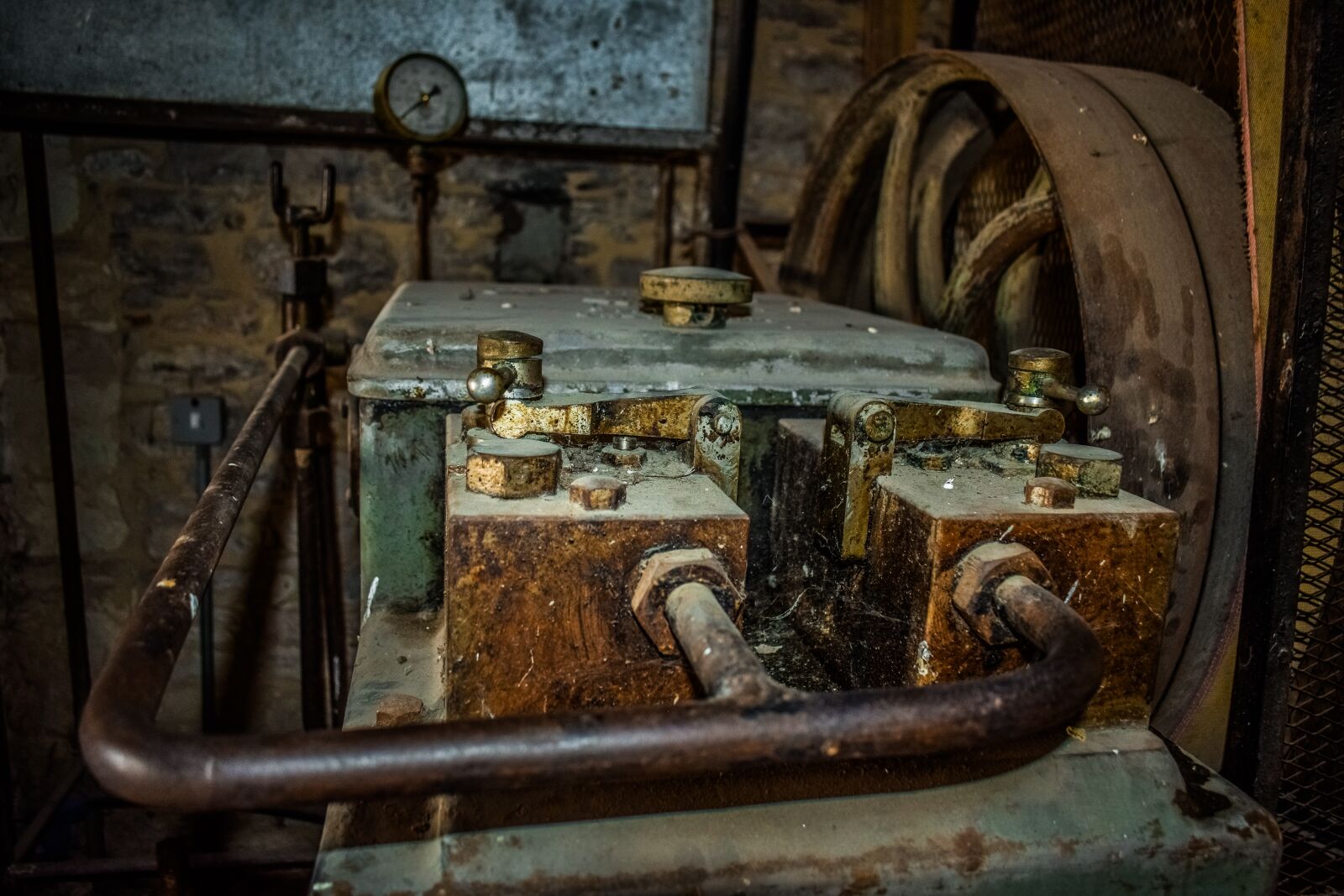 Nikon D3300 sample photo. Old machine, rusty, metal photography
