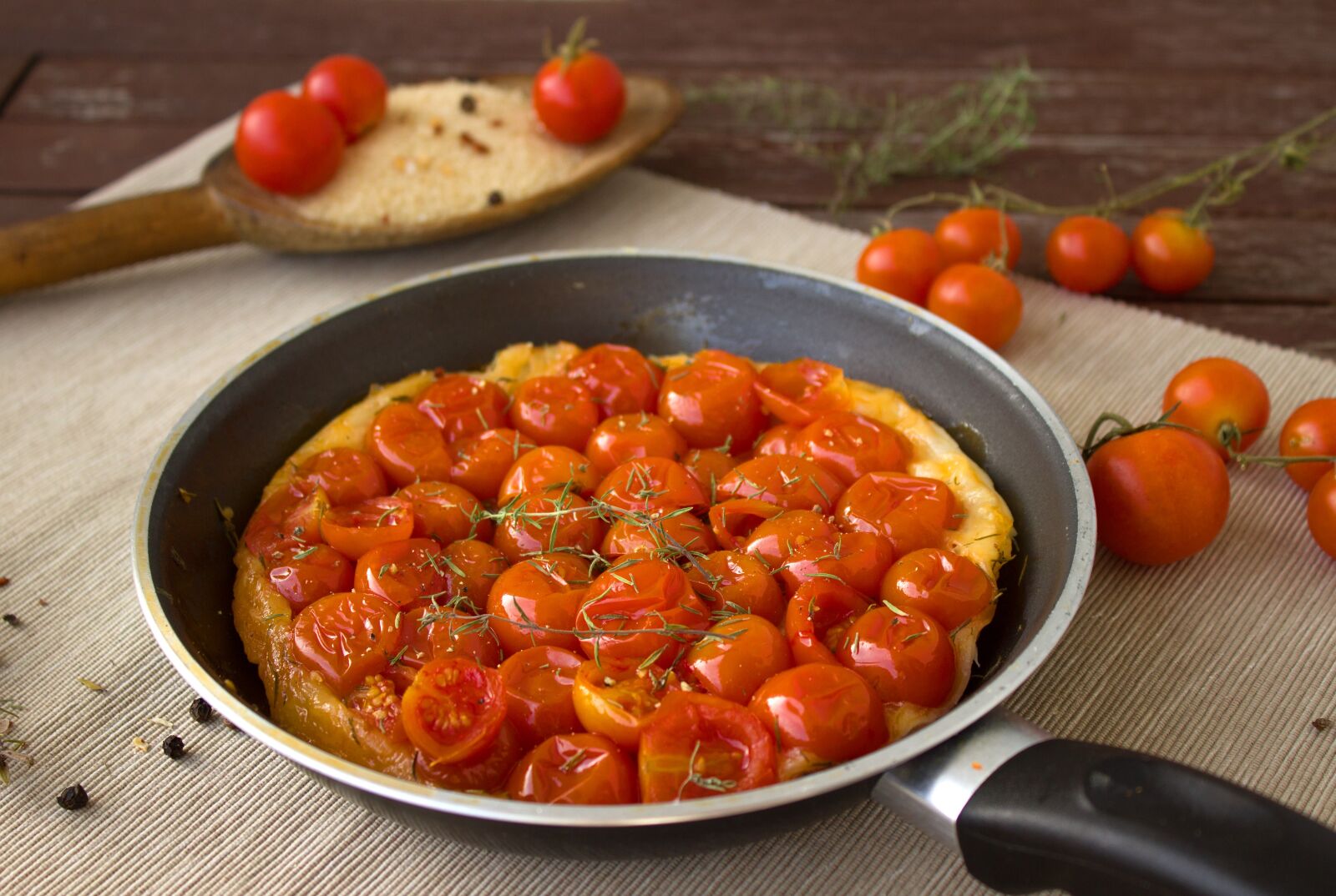 Canon EOS 600D (Rebel EOS T3i / EOS Kiss X5) sample photo. Tomatoes, puff pastry, tarte photography