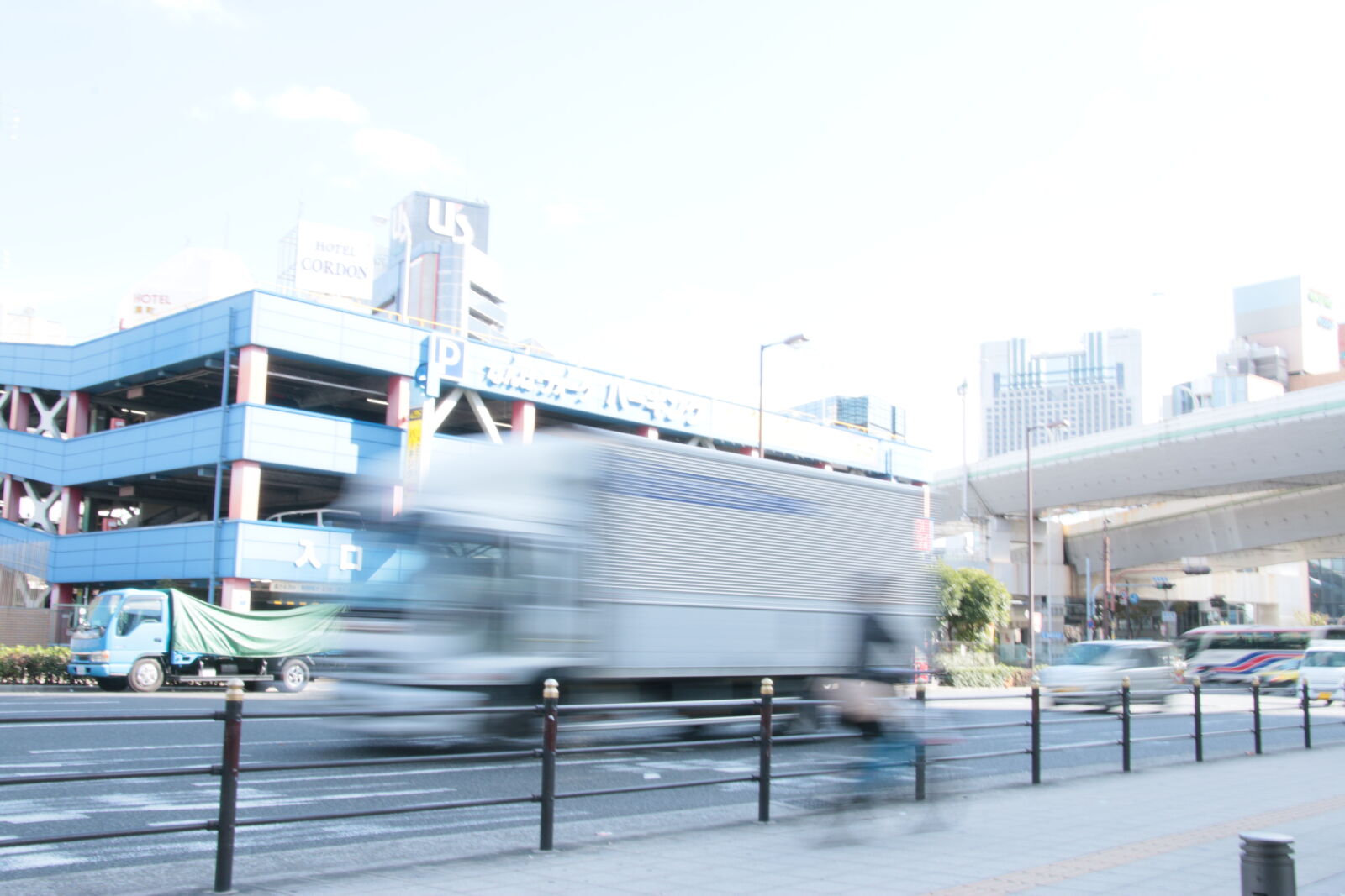 Canon EOS 70D + Tamron 18-270mm F3.5-6.3 Di II VC PZD sample photo. Cars, road, speed, truck photography