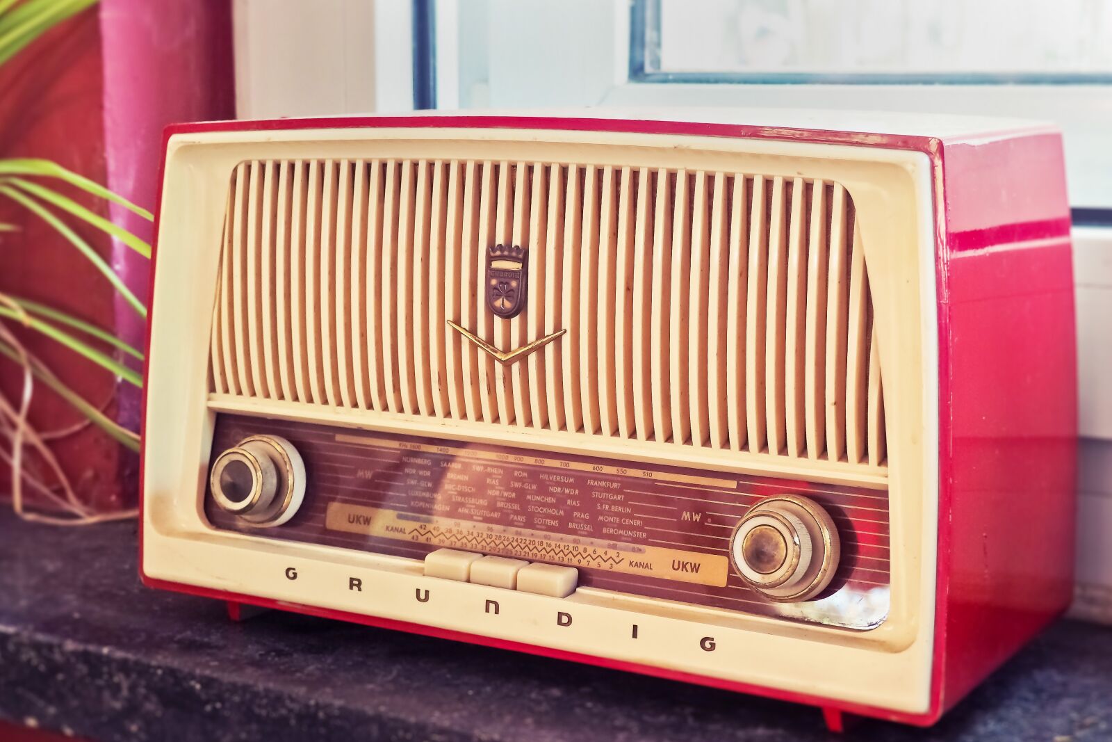 Olympus OM-D E-M10 sample photo. Radio, vintage, listen photography