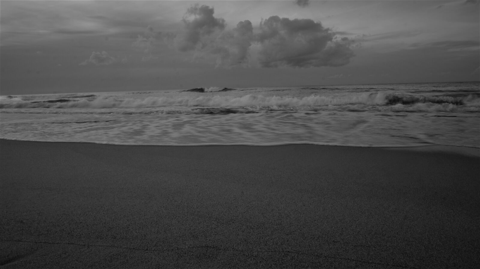 Sony Alpha NEX-5T + Sony E 16-50mm F3.5-5.6 PZ OSS sample photo. Morze, plaża, piasek photography