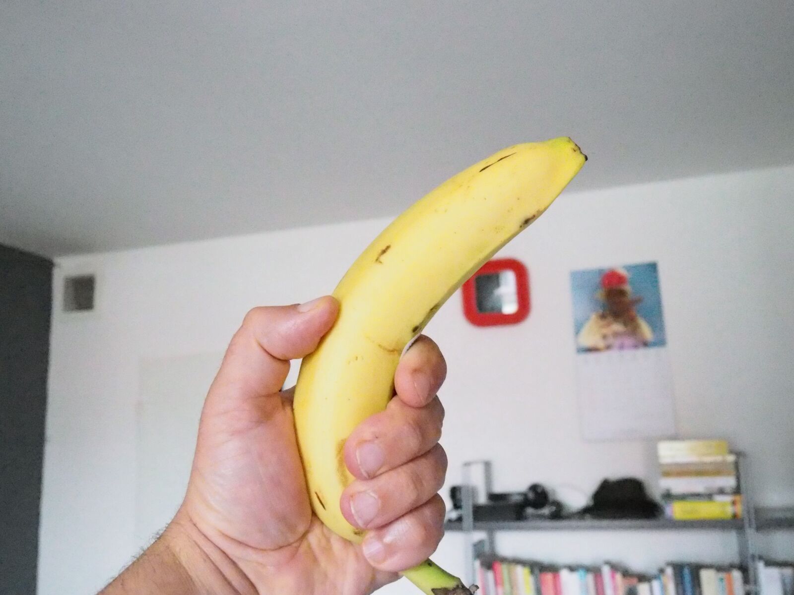 Olympus OM-D E-M5 II + Olympus M.Zuiko Digital 17mm F1.8 sample photo. Banana, hand, movement 2 photography