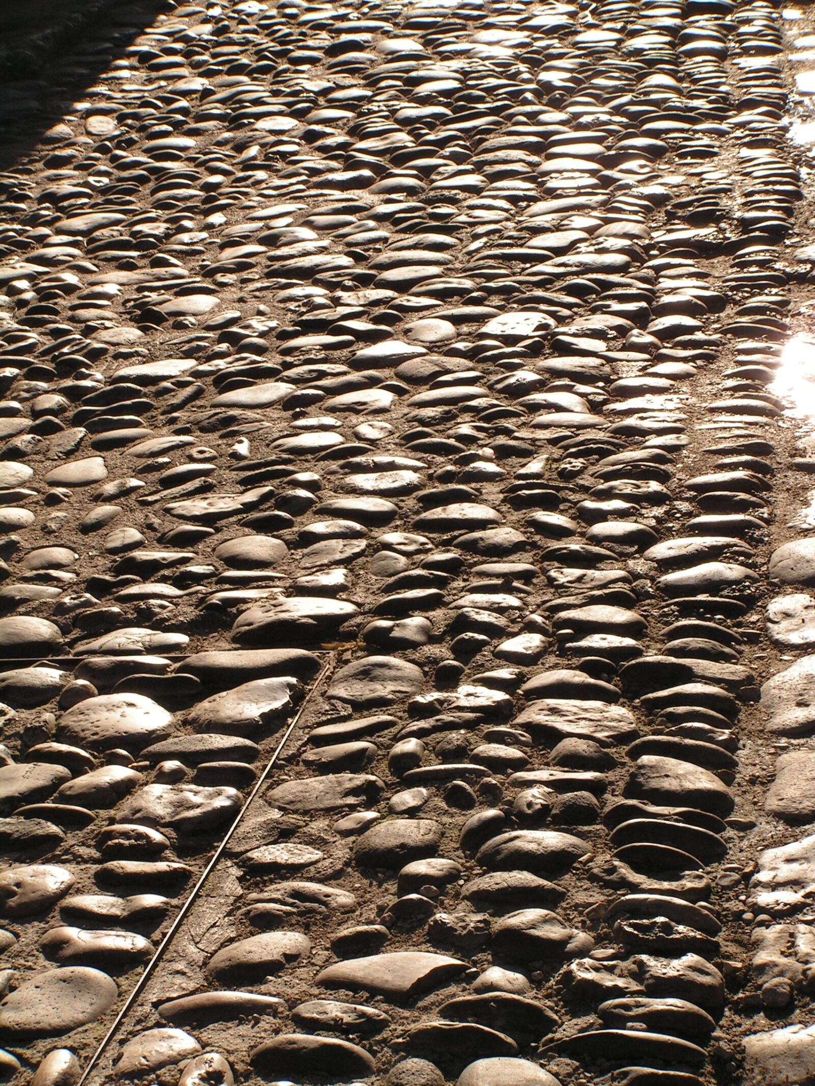 KONICA MINOLTA DiMAGE Z2 sample photo. Cobbles, street photography