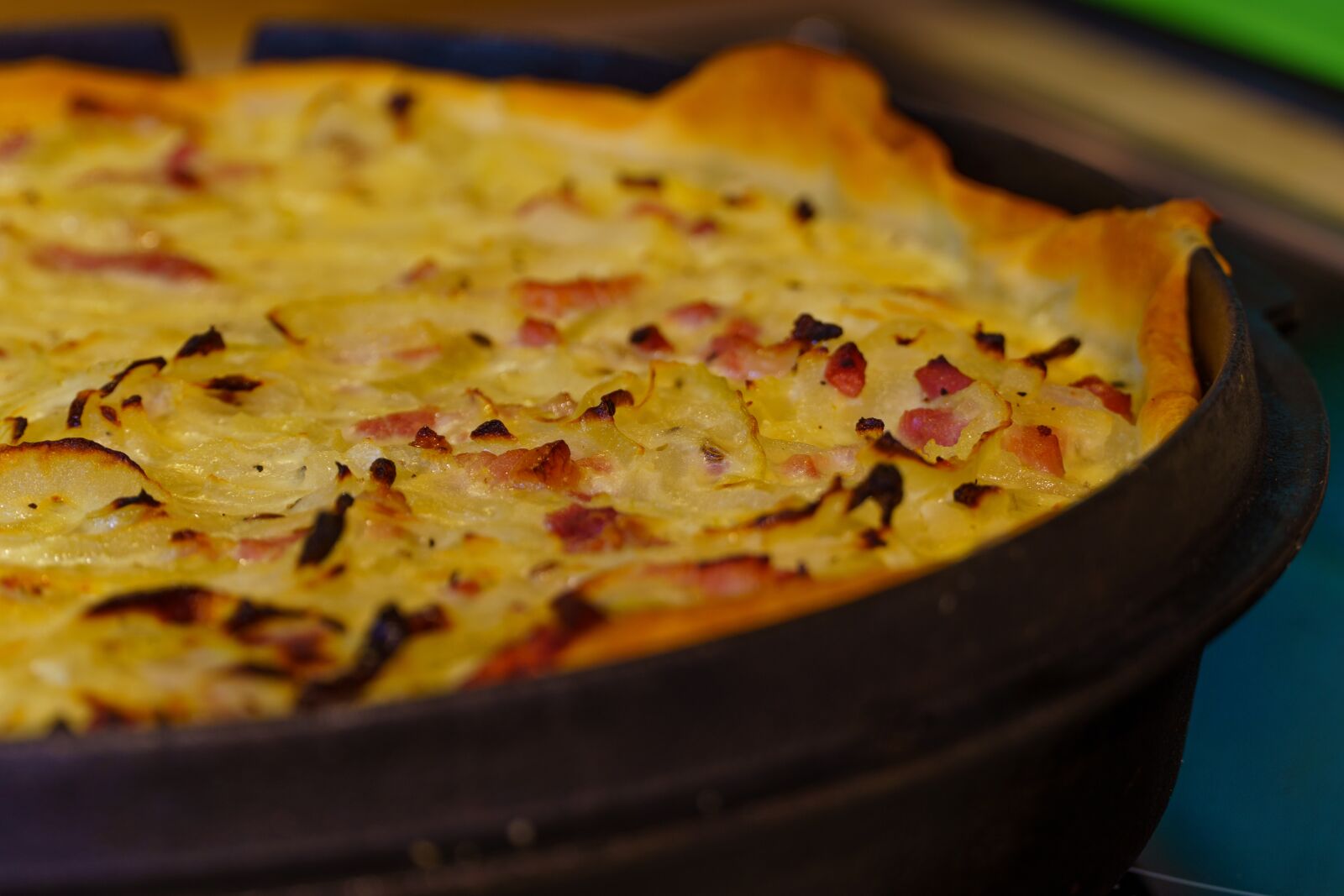 Sony E 18-135mm F3.5-5.6 OSS sample photo. Zwiebelkuchen, dutch oven, quiche photography