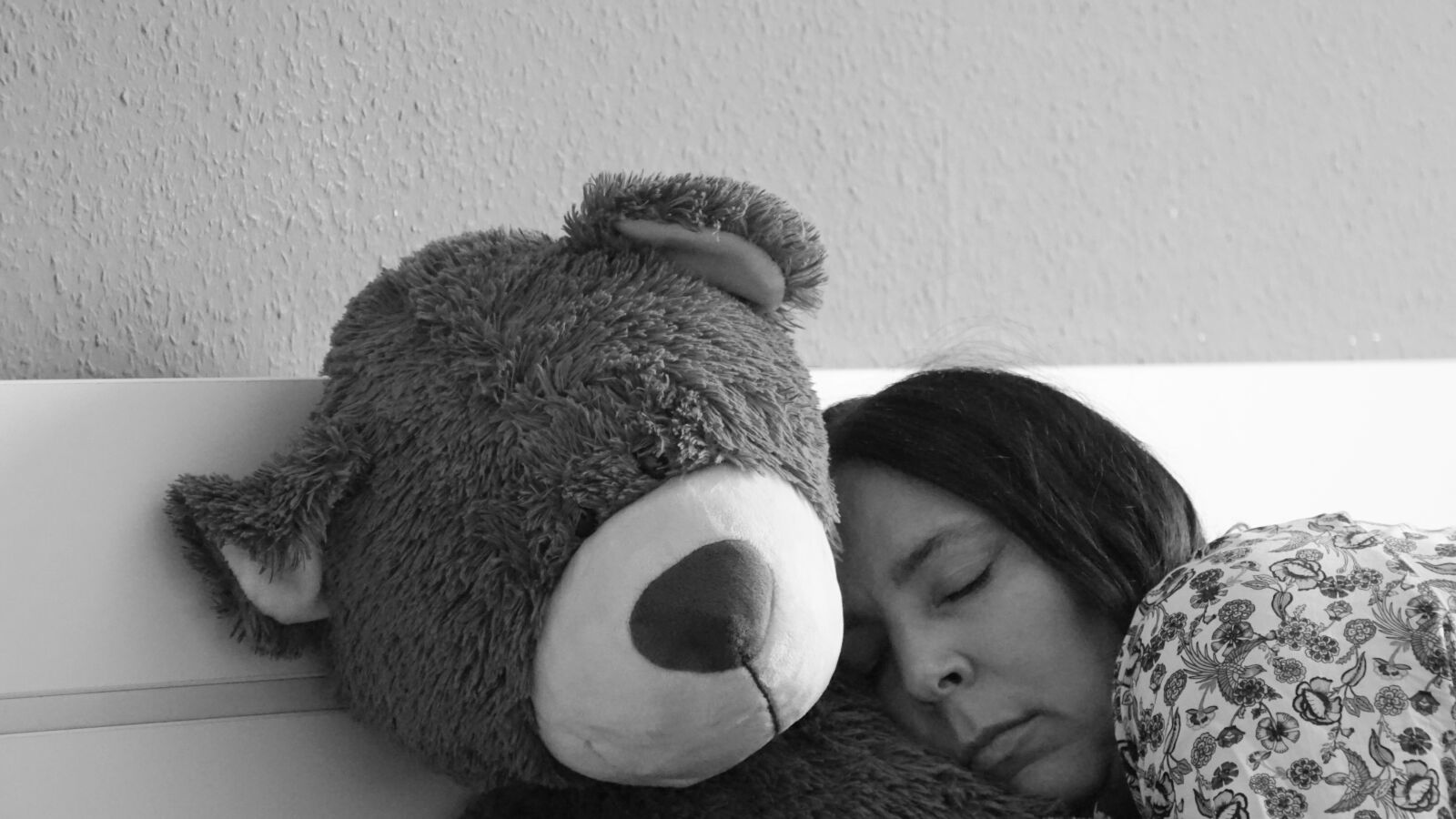 Sony E 18-200mm F3.5-6.3 OSS LE sample photo. Sleep, teddy, woman photography