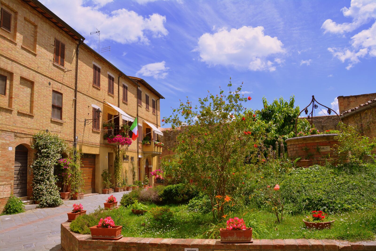 Nikon D7100 sample photo. Borgo, garden, palazzo photography
