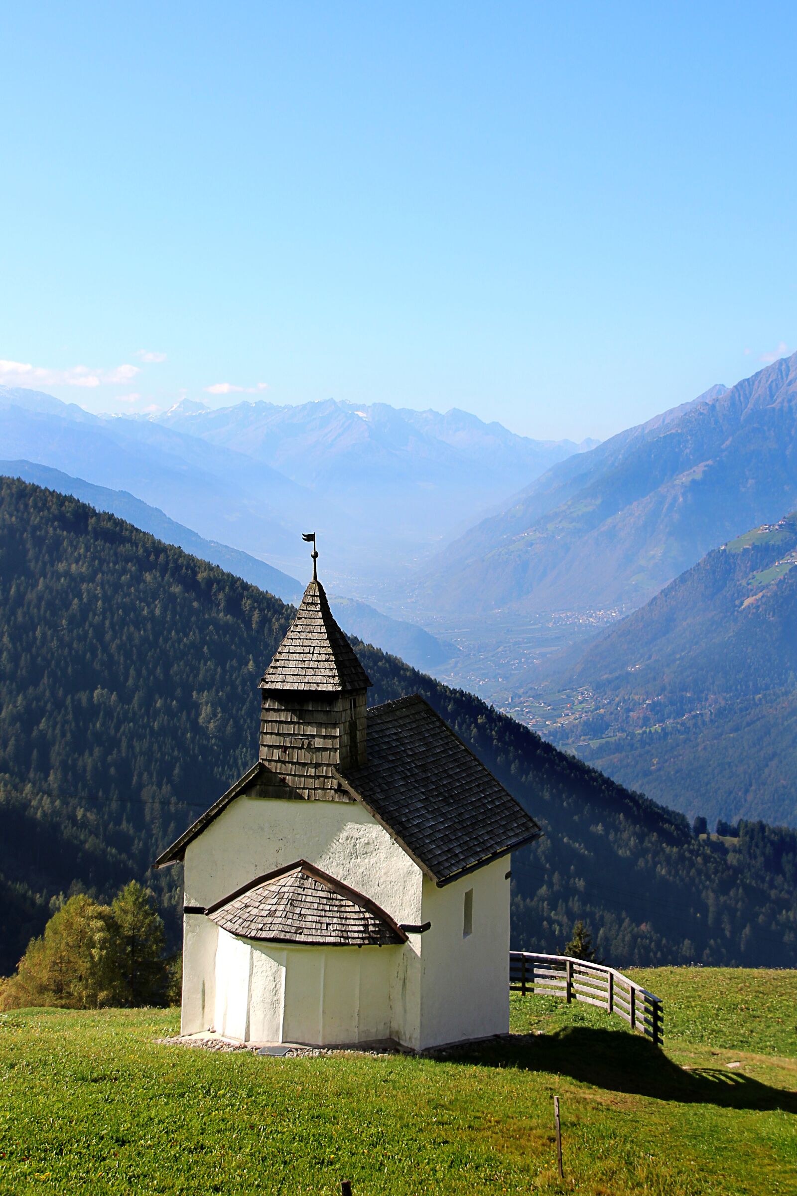Canon EOS 1300D (EOS Rebel T6 / EOS Kiss X80) sample photo. Chapel, mountain, mountains photography