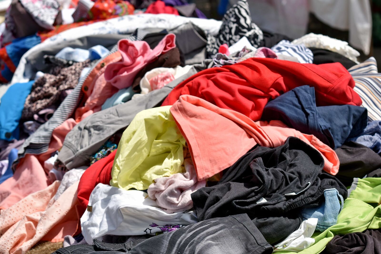Nikon D5500 sample photo. Clothes, colourful, many, market photography