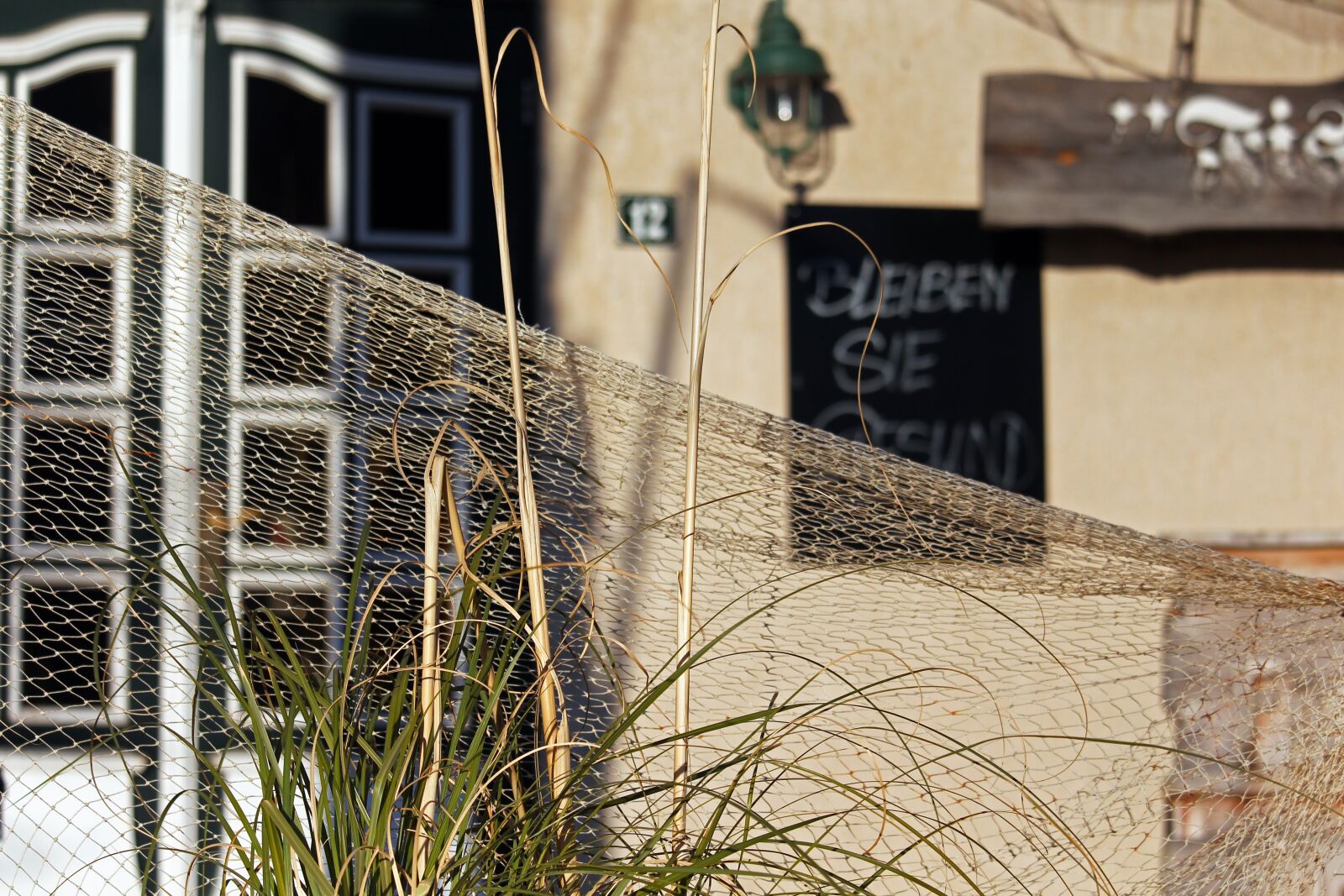 Canon EF-S 55-250mm F4-5.6 IS STM sample photo. Restaurant, closed, corona photography