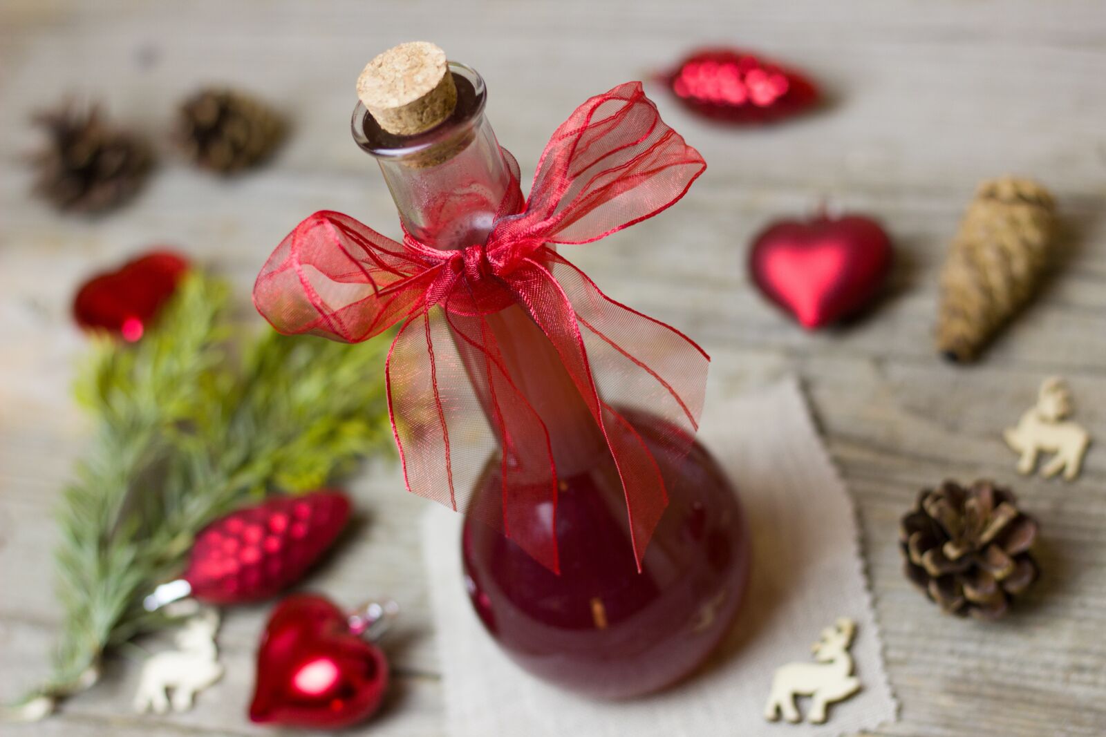 Canon EOS 600D (Rebel EOS T3i / EOS Kiss X5) + Canon EF 50mm F1.8 STM sample photo. Vinegar, pomegranate, gift photography
