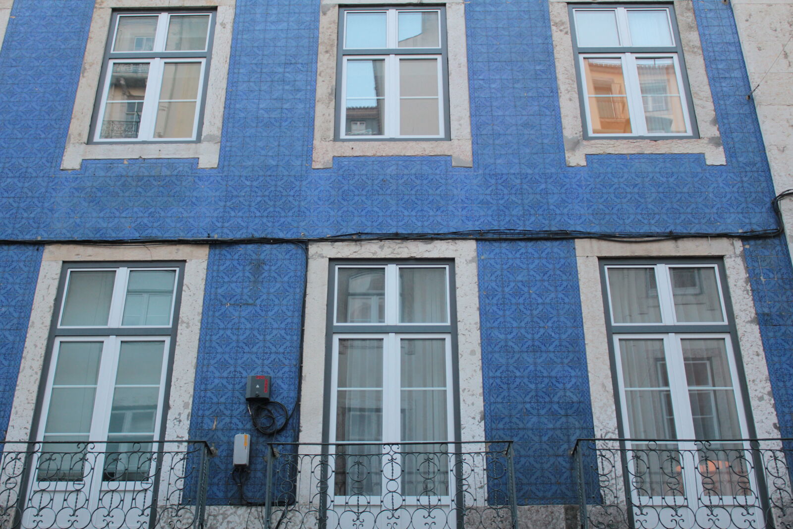 Canon EOS 550D (EOS Rebel T2i / EOS Kiss X4) sample photo. Blue, building photography