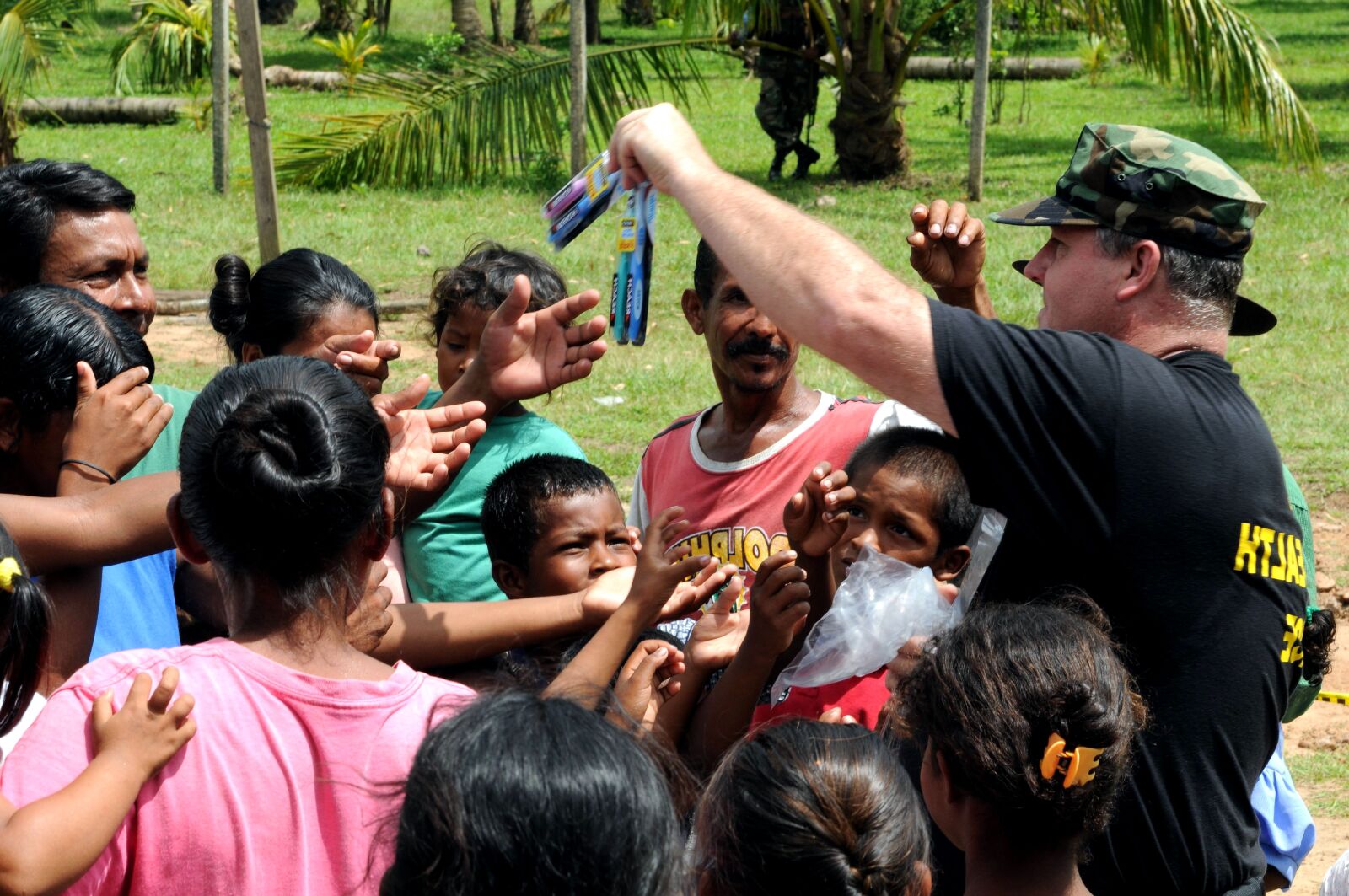 Nikon D300 sample photo. Distributing, toothbrushes, receptive, audience photography