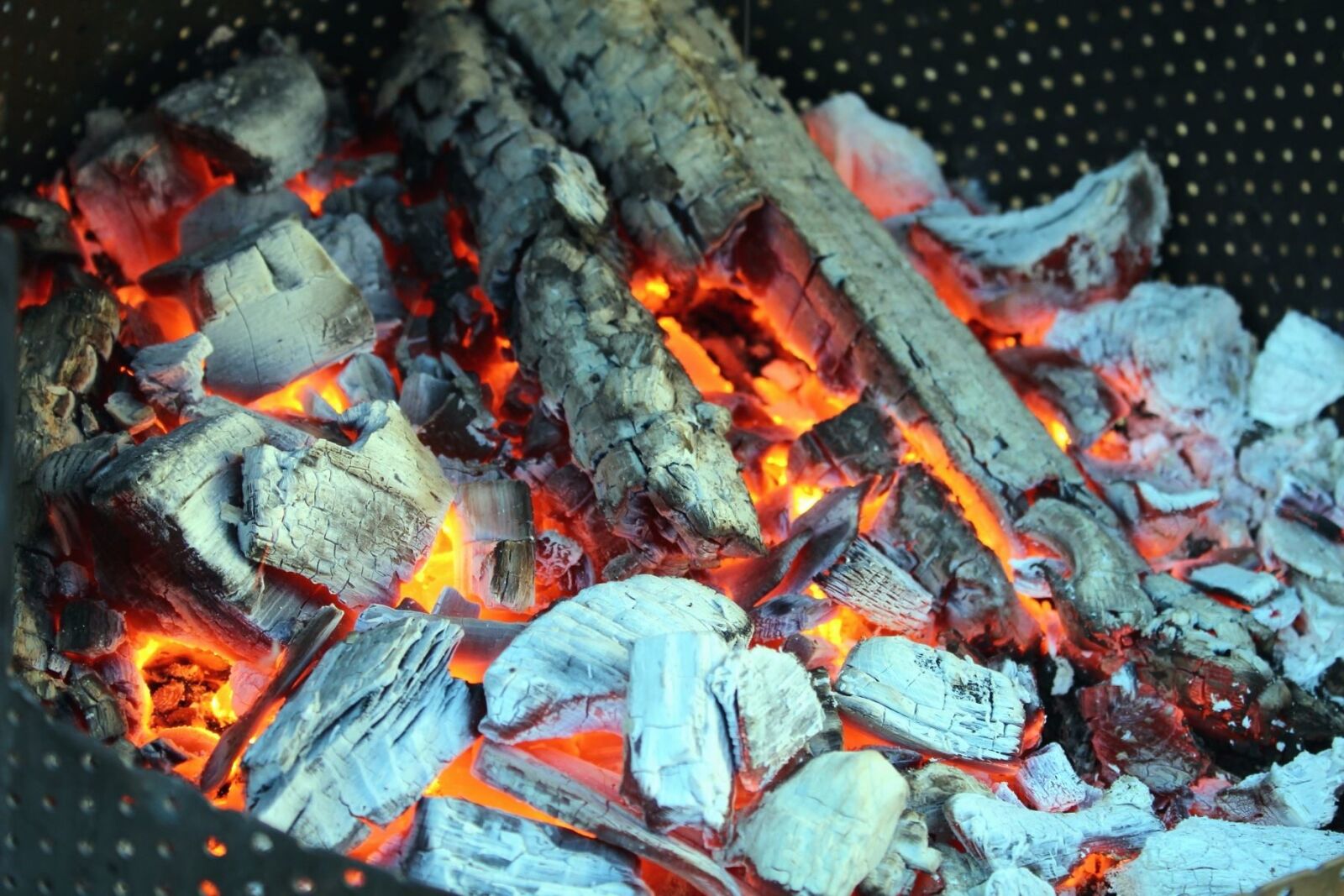 Canon EOS 1300D (EOS Rebel T6 / EOS Kiss X80) sample photo. Wood, barbecue, fire, heat photography