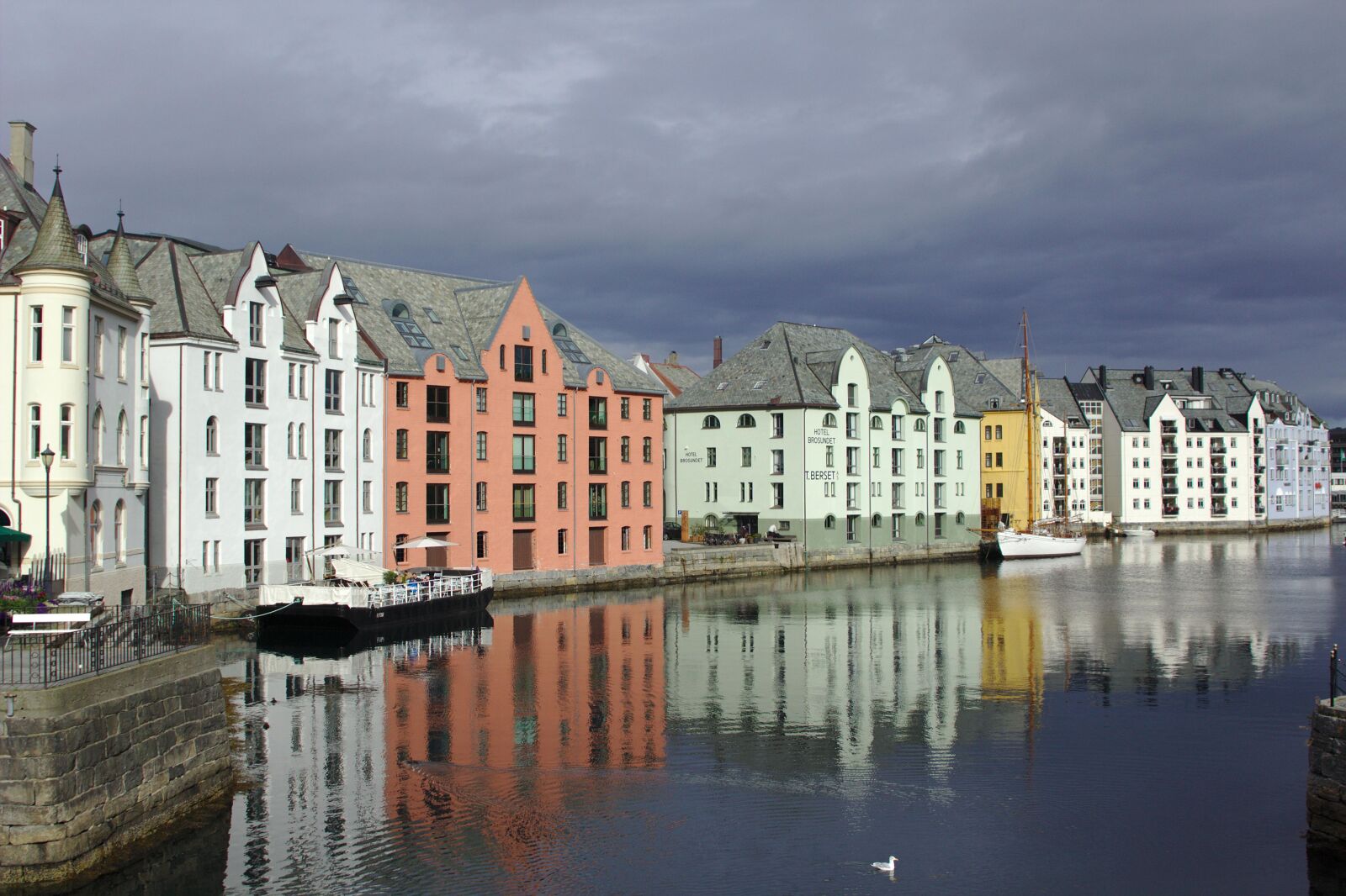 Canon EOS 600D (Rebel EOS T3i / EOS Kiss X5) sample photo. Architecture, buildings, canal, castle photography