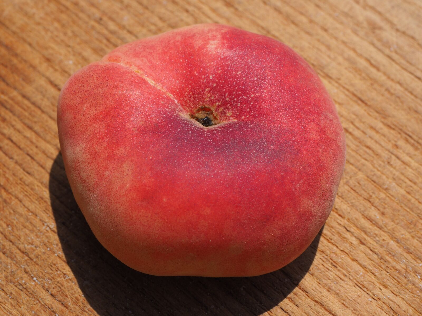 Olympus OM-D E-M1 + Olympus M.Zuiko Digital ED 12-40mm F2.8 Pro sample photo. Peach, flat peach, vineyard photography