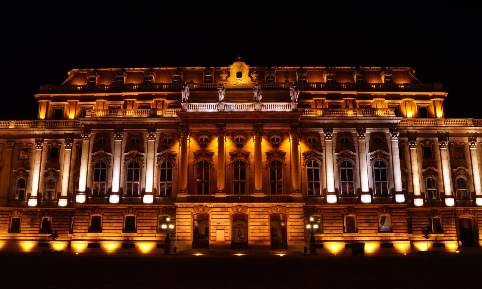 Sony DT 18-55mm F3.5-5.6 SAM II sample photo. Building, architecture, lights photography