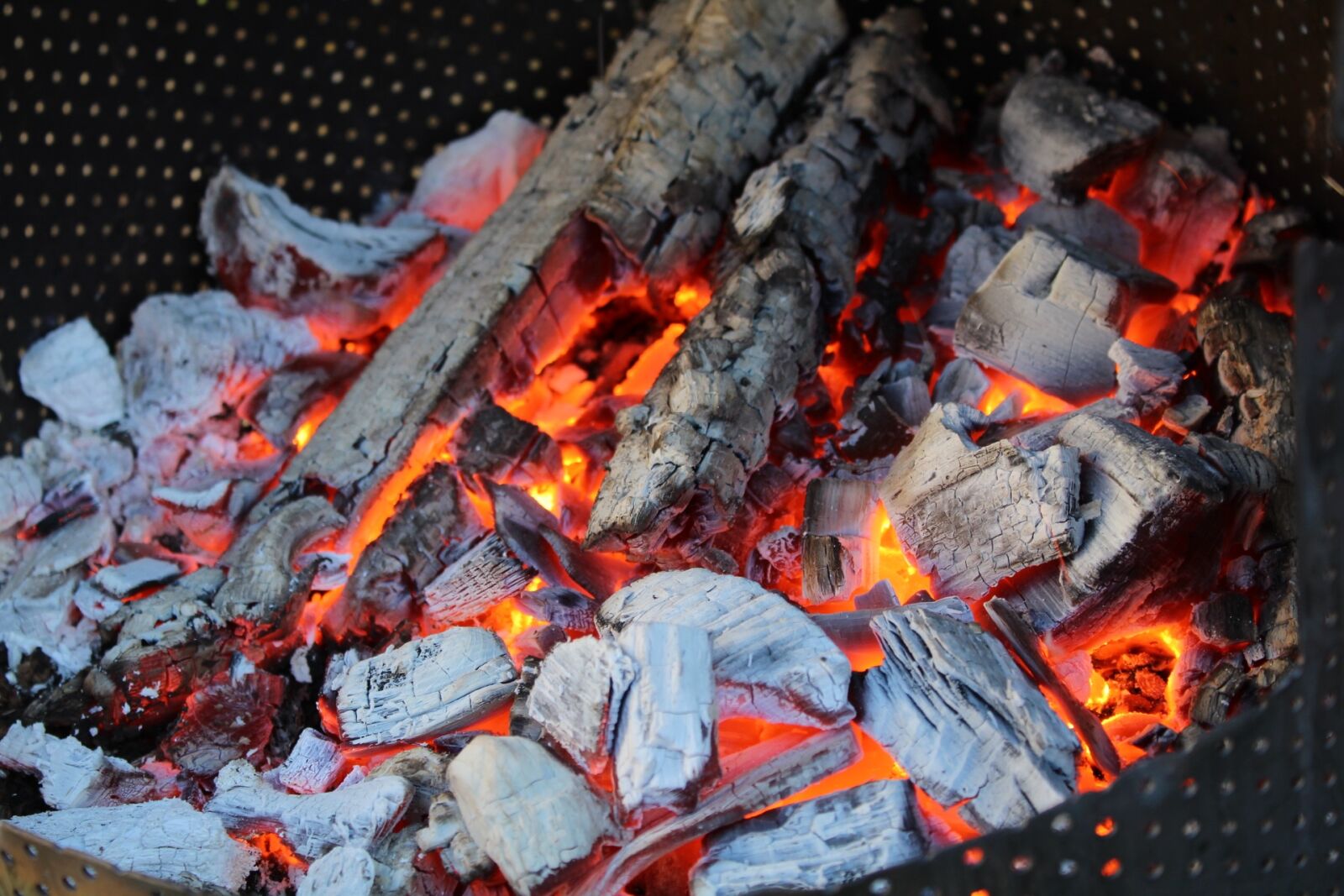 Canon EOS 1300D (EOS Rebel T6 / EOS Kiss X80) sample photo. Wood, embers, fire photography