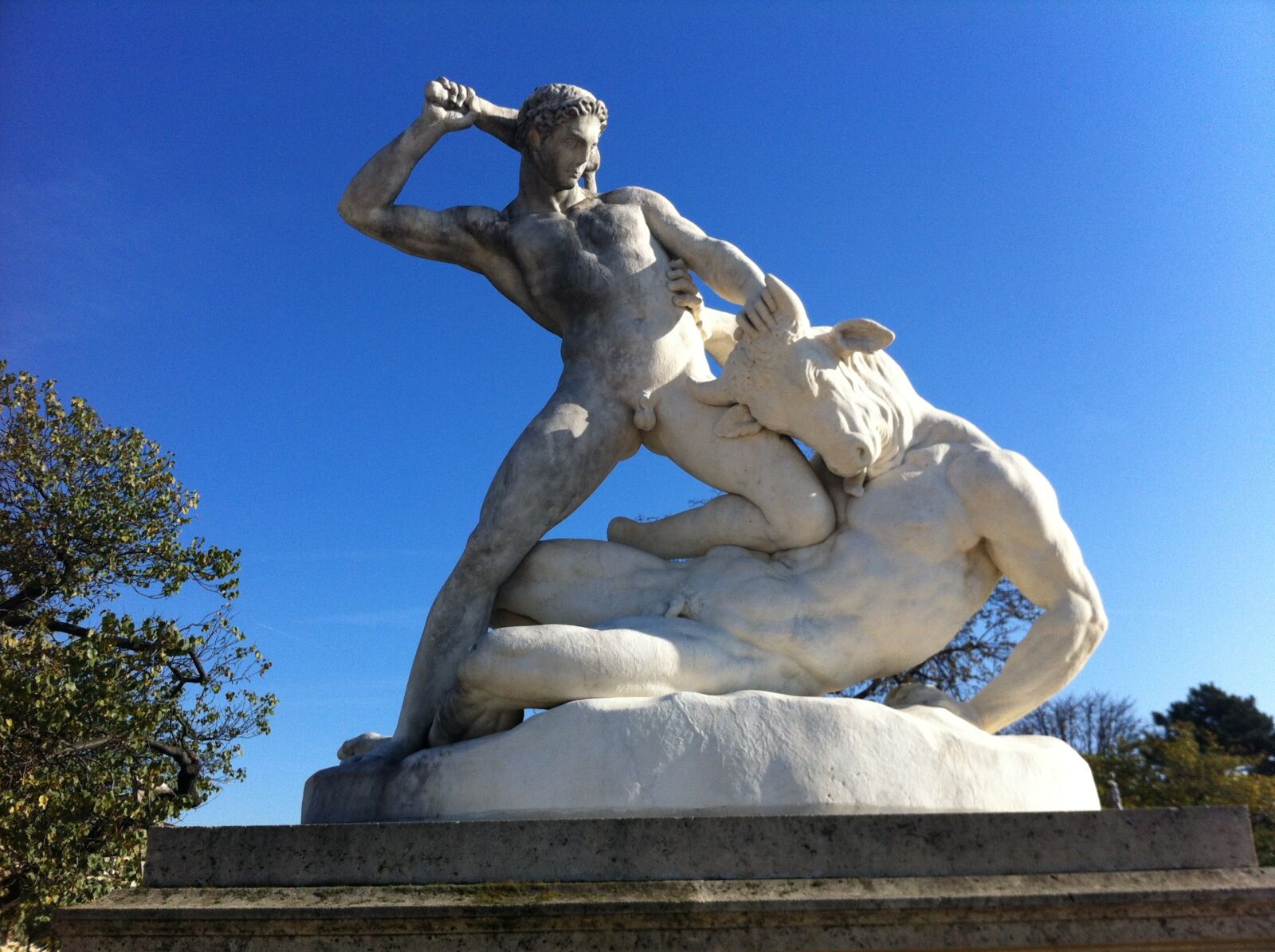 Apple iPhone 4 sample photo. Paris, sculpture, french photography